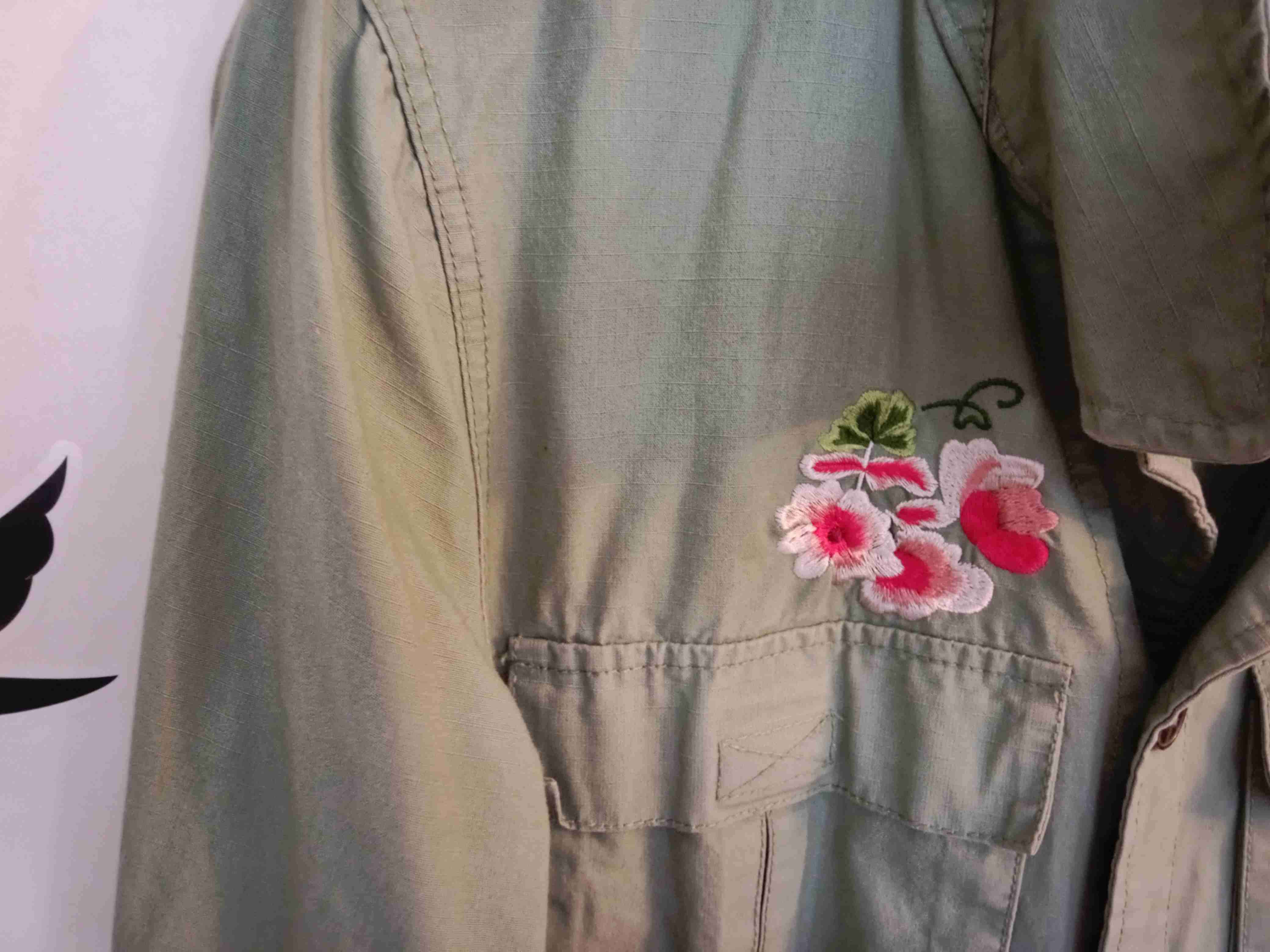 Chaqueta verde con bordado floral - miniatura 3