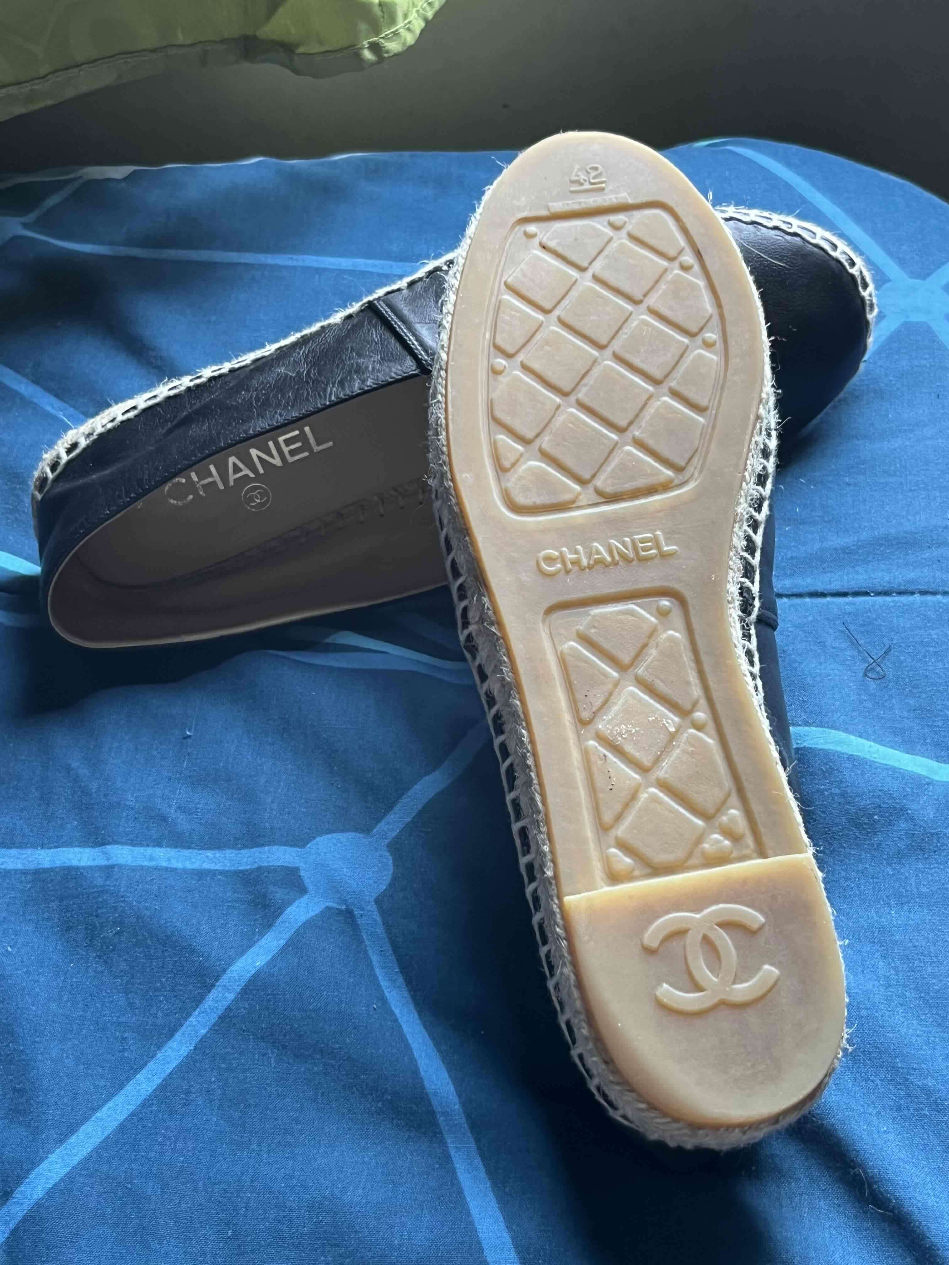 Alpargatas negras con logo dorado - miniatura 2