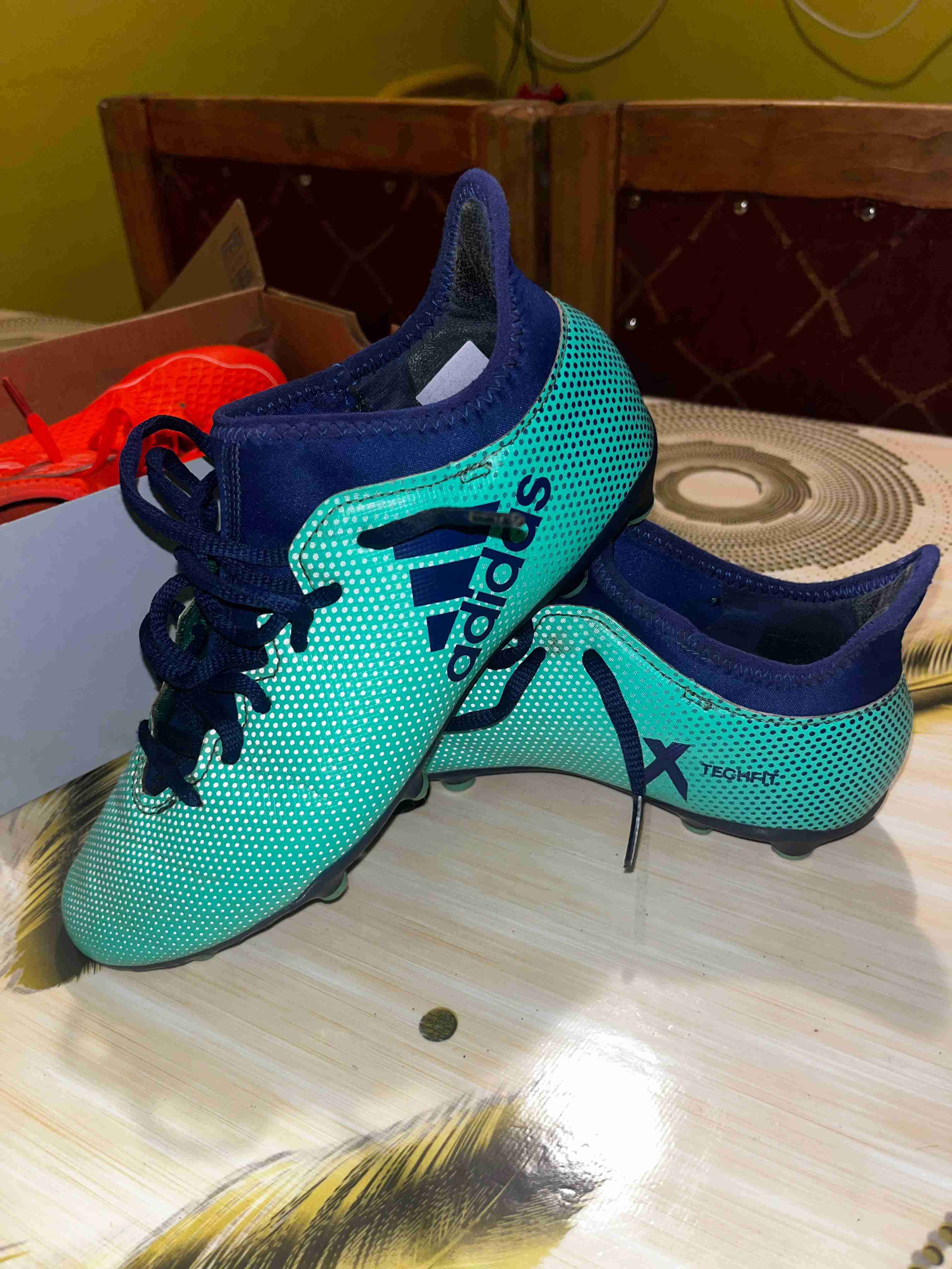 Botines Adidas verde-azul con toperoles