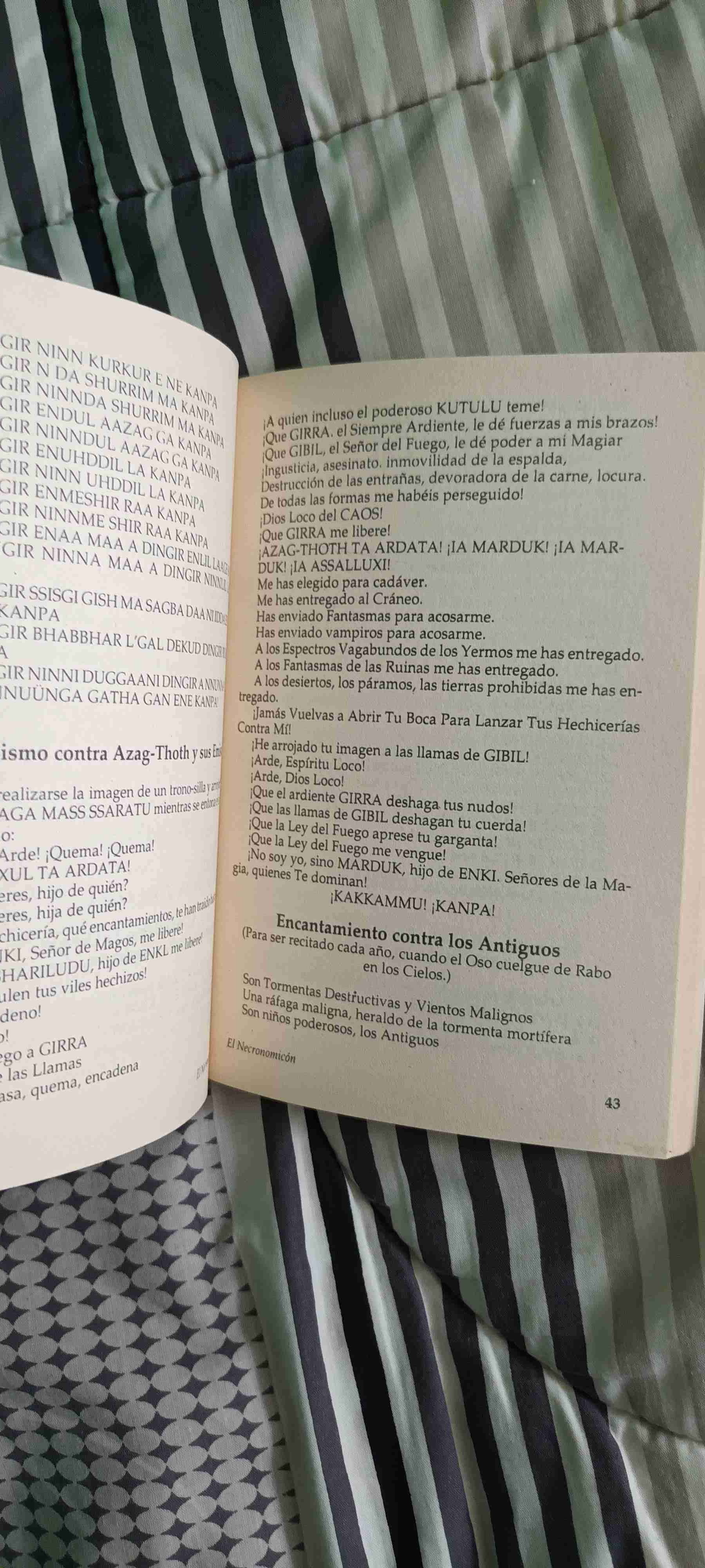 Libro Necronomicón H.P. Lovecraft - miniatura 3