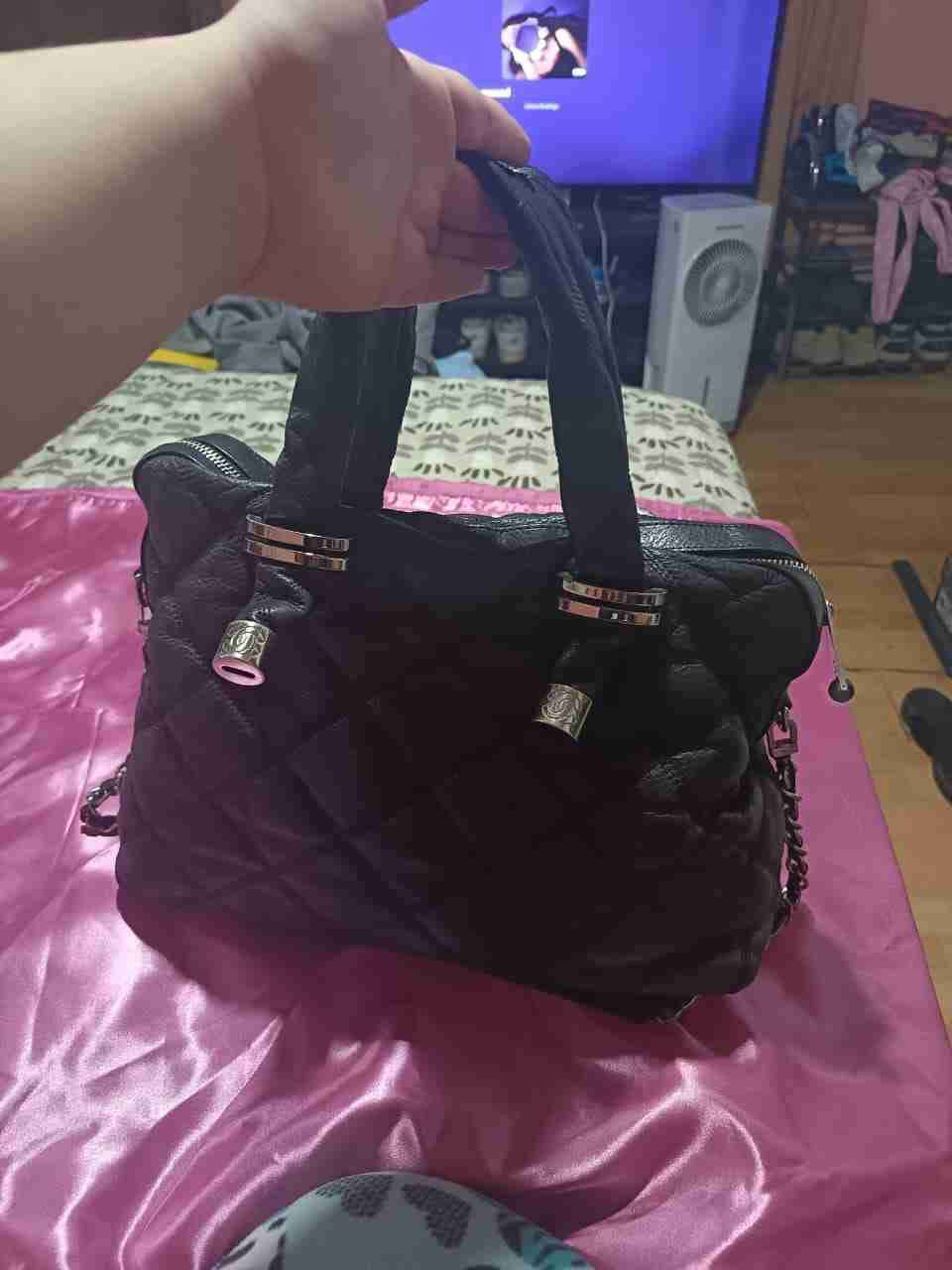 Bolso negro con logo metálico - miniatura 2