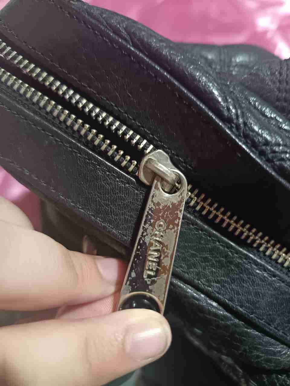 Bolso negro con logo metálico - miniatura 4