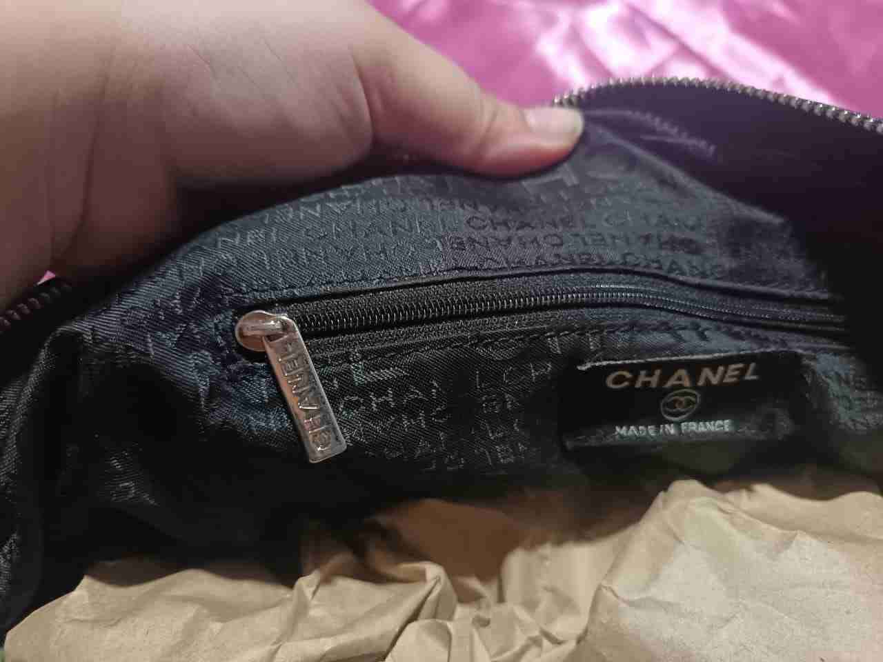 Bolso negro con logo metálico - miniatura 5