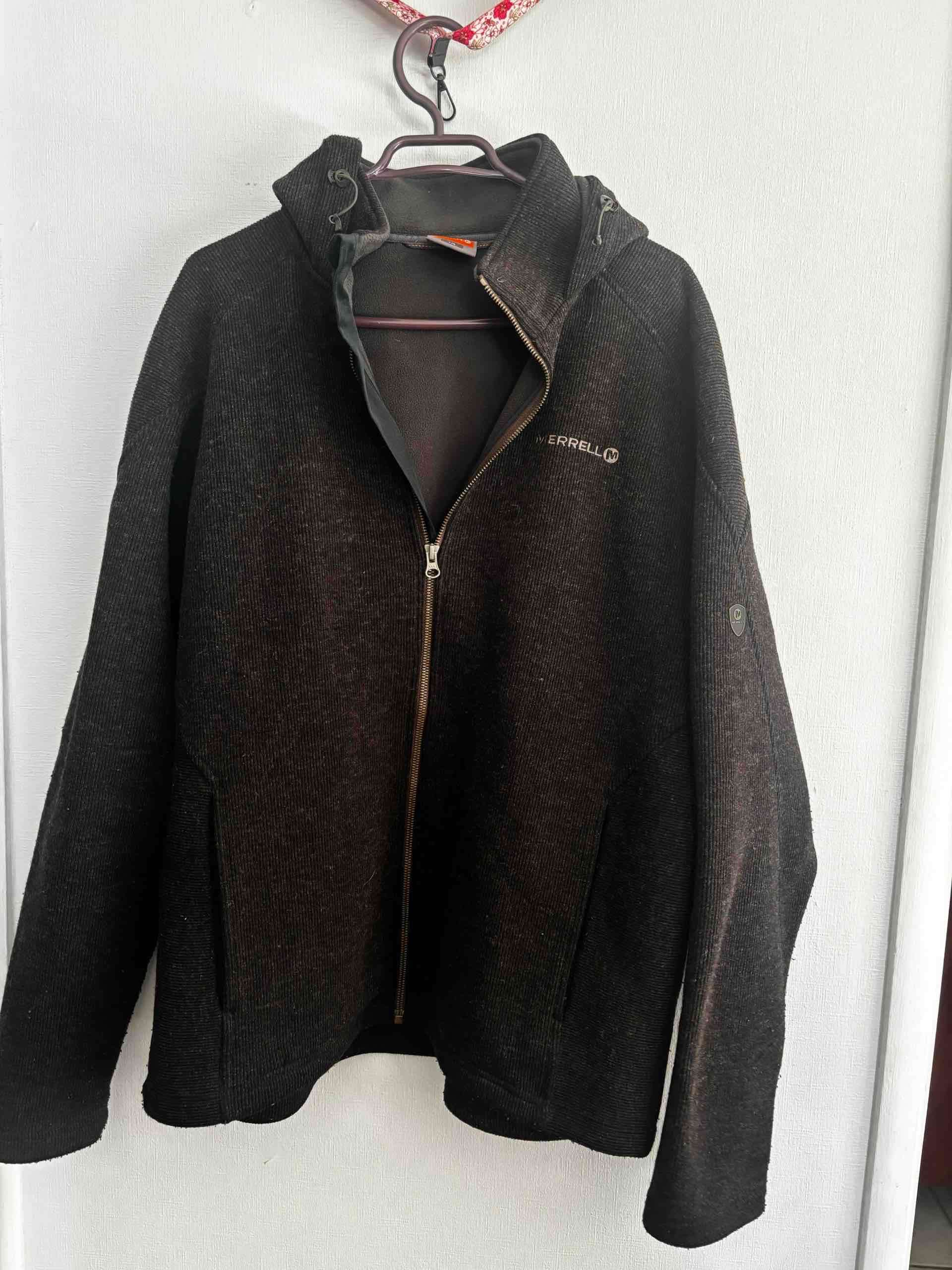 Chaqueta polar café con capucha