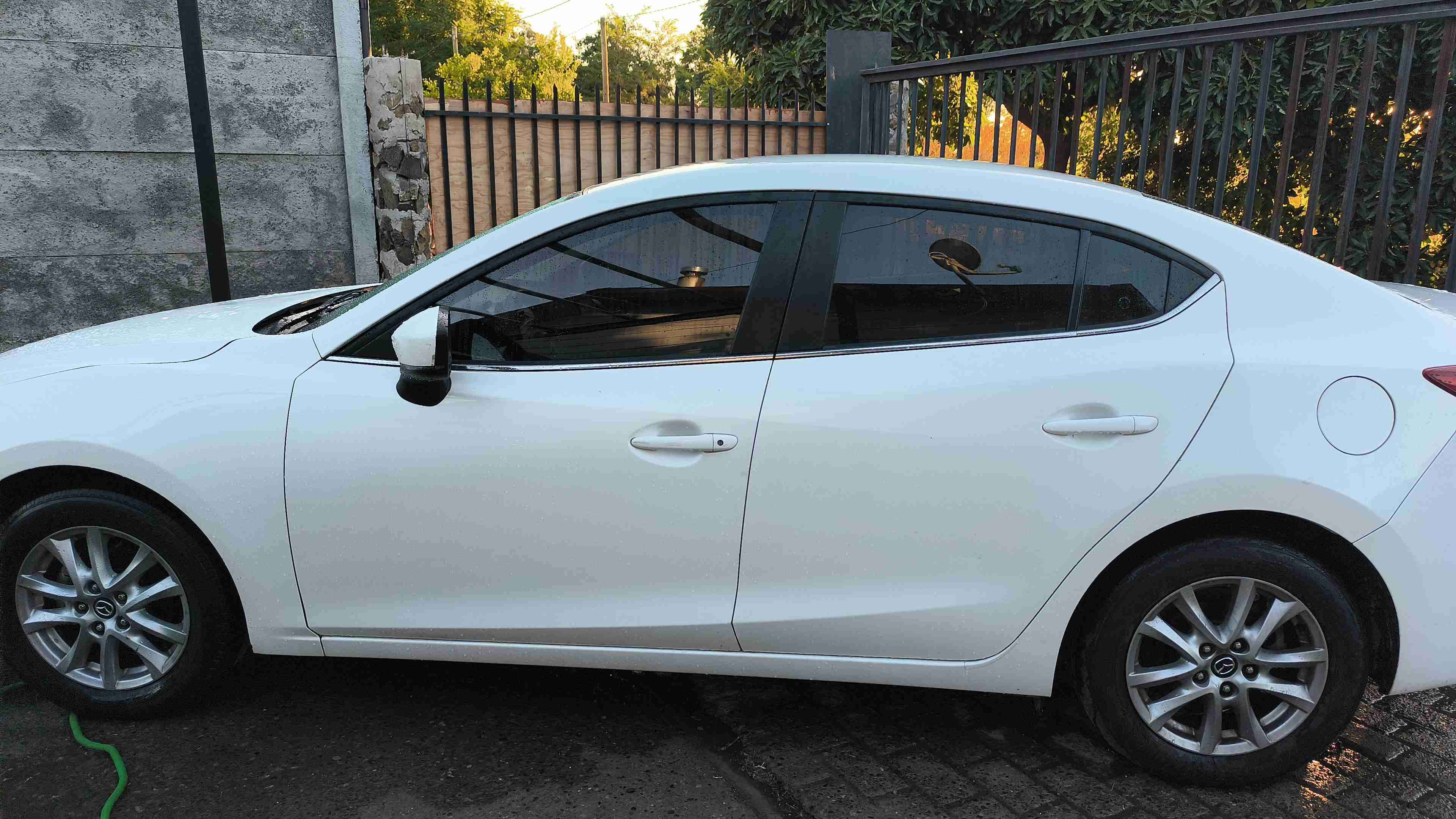 Mazda 3 blanco buen estado - 4