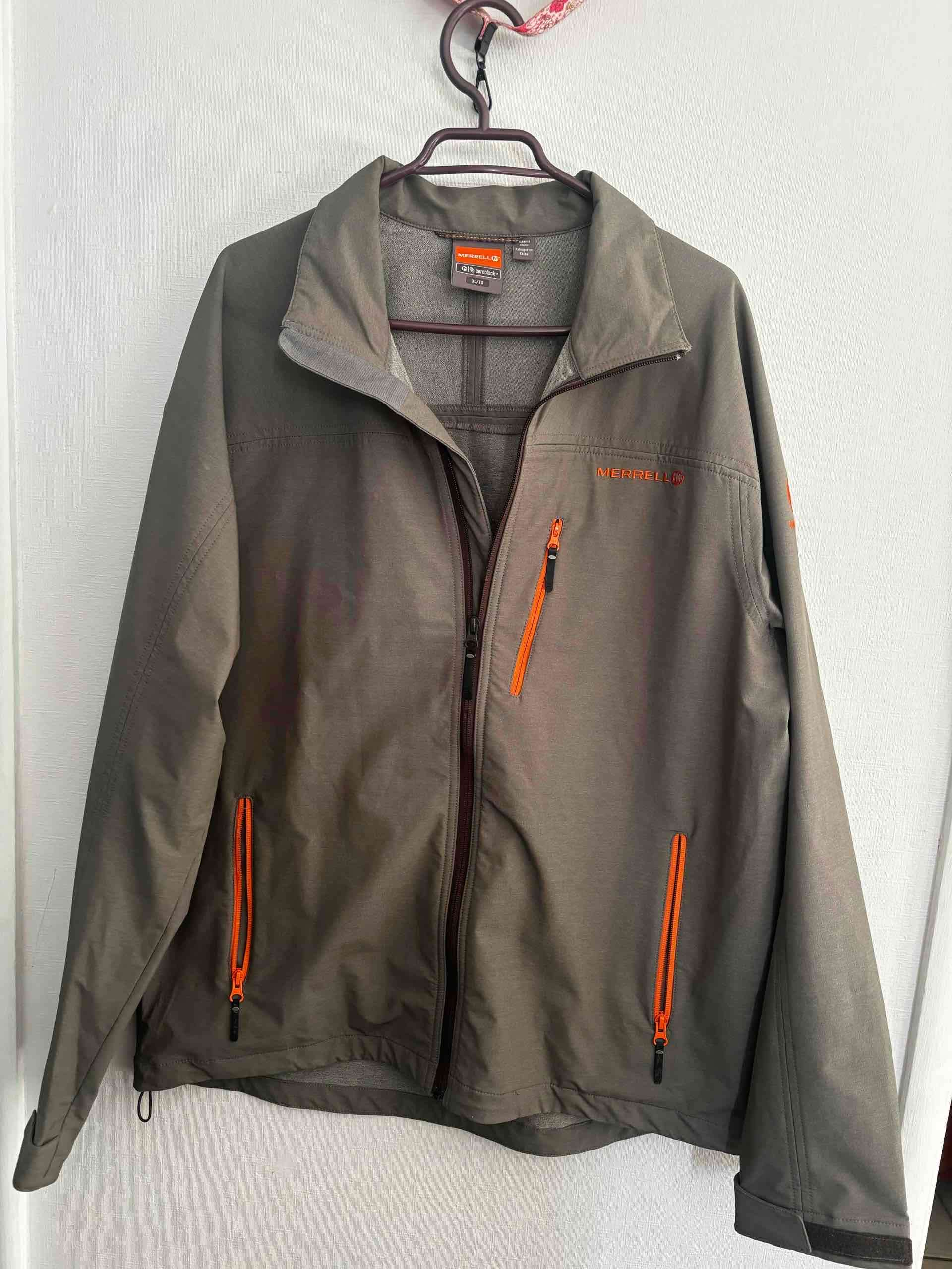 Chaqueta Merrell gris y naranja