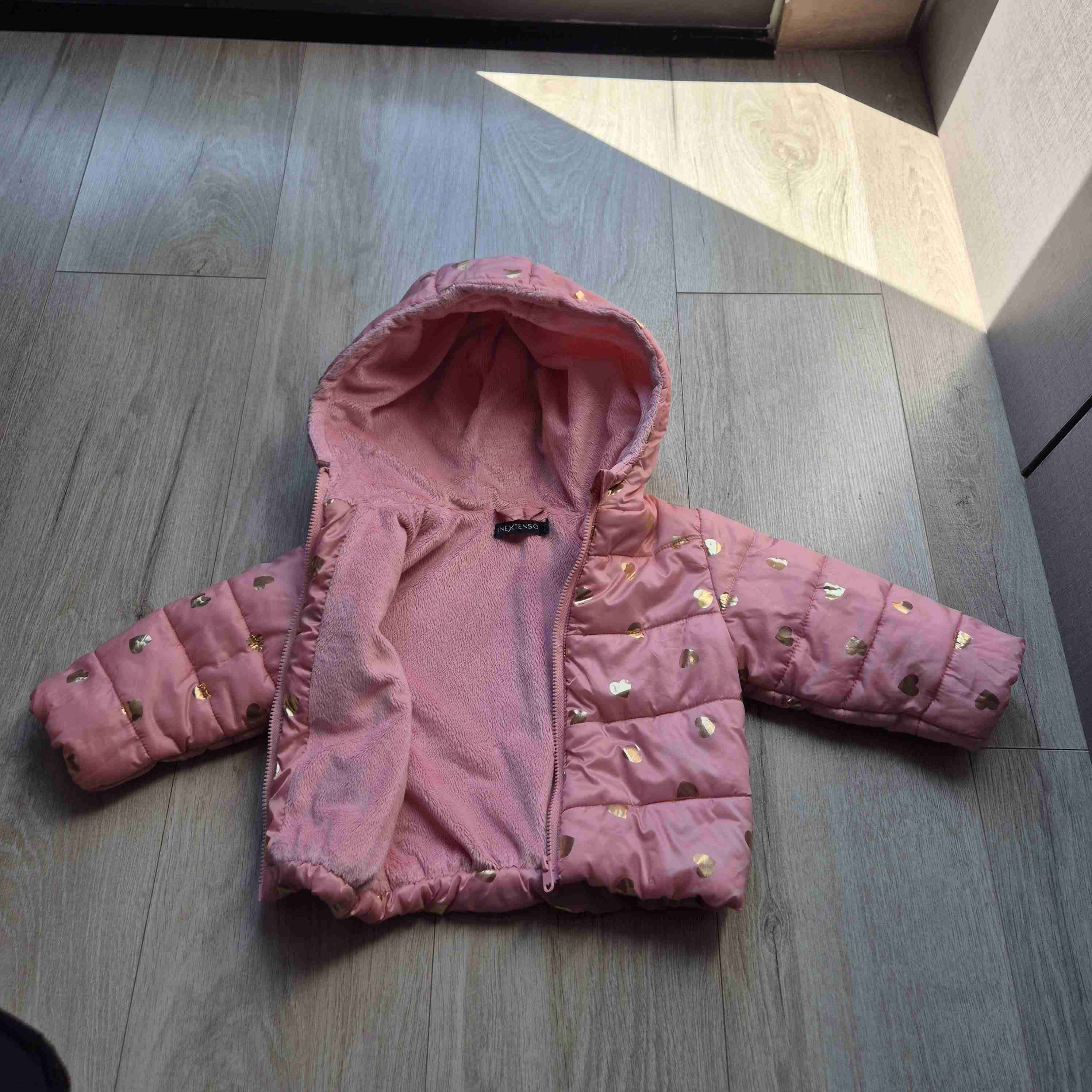 Chaqueta rosa con capucha