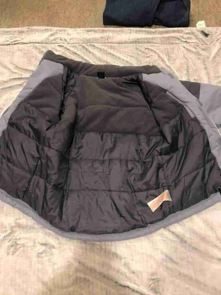 Chaqueta impermeable gris y negra - miniatura 2