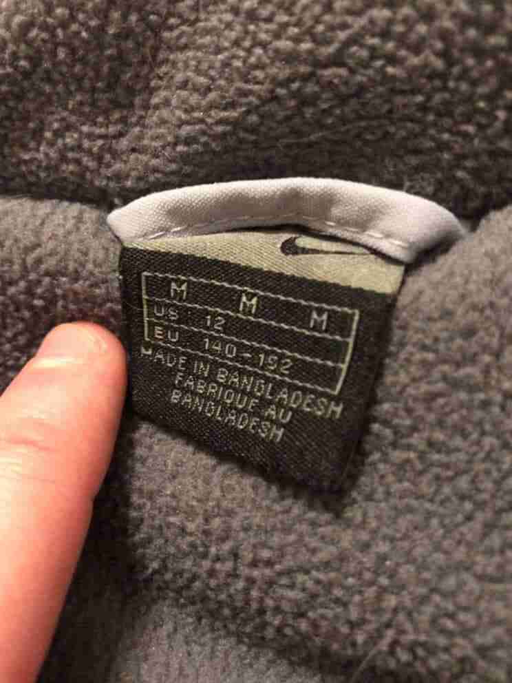 Chaqueta impermeable gris y negra - miniatura 3