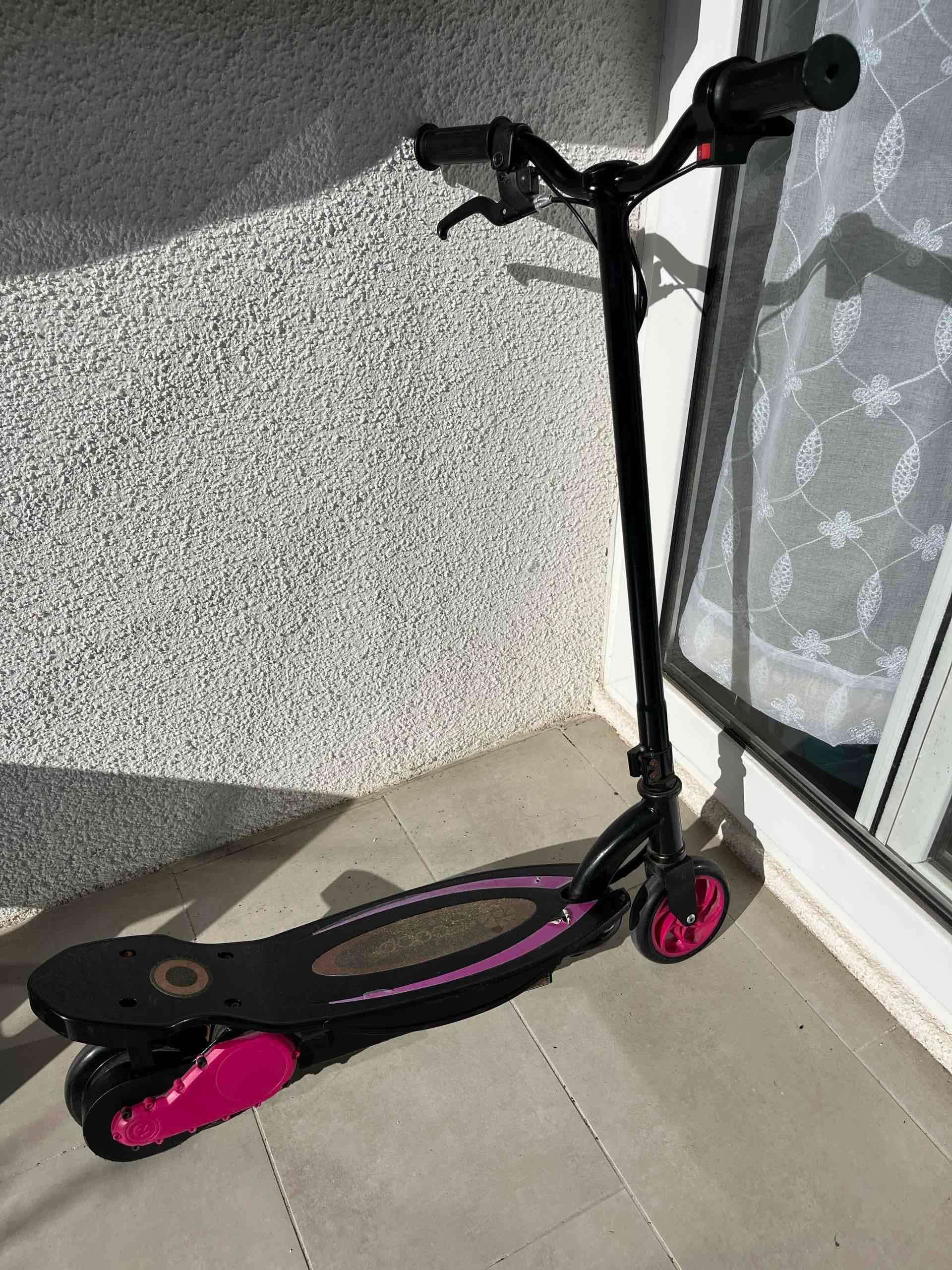 Scooter eléctrico negro y rosado