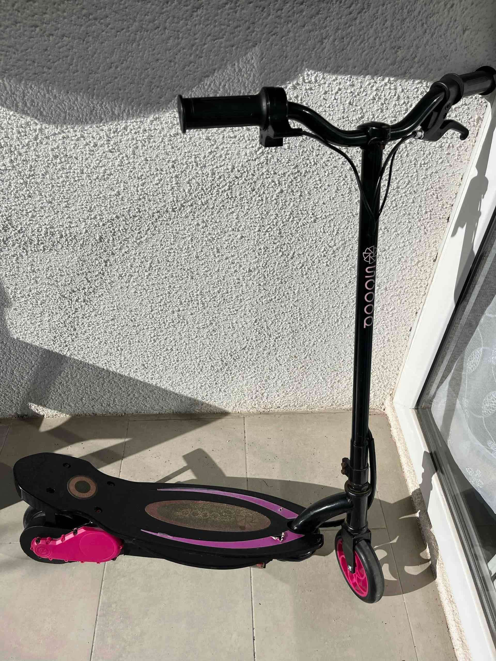 Scooter eléctrico negro y rosado - 4