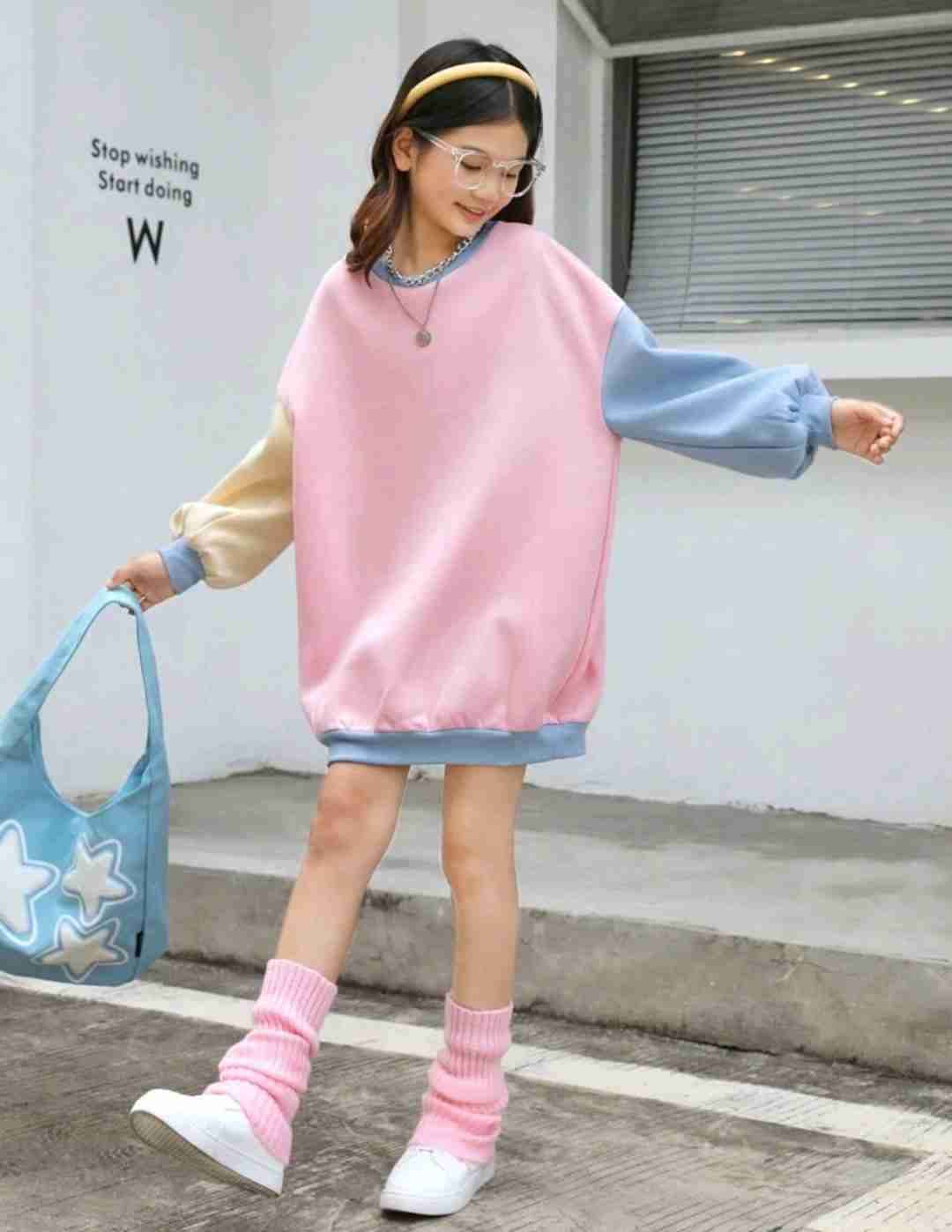 Polerón rosado con mangas azul y beige