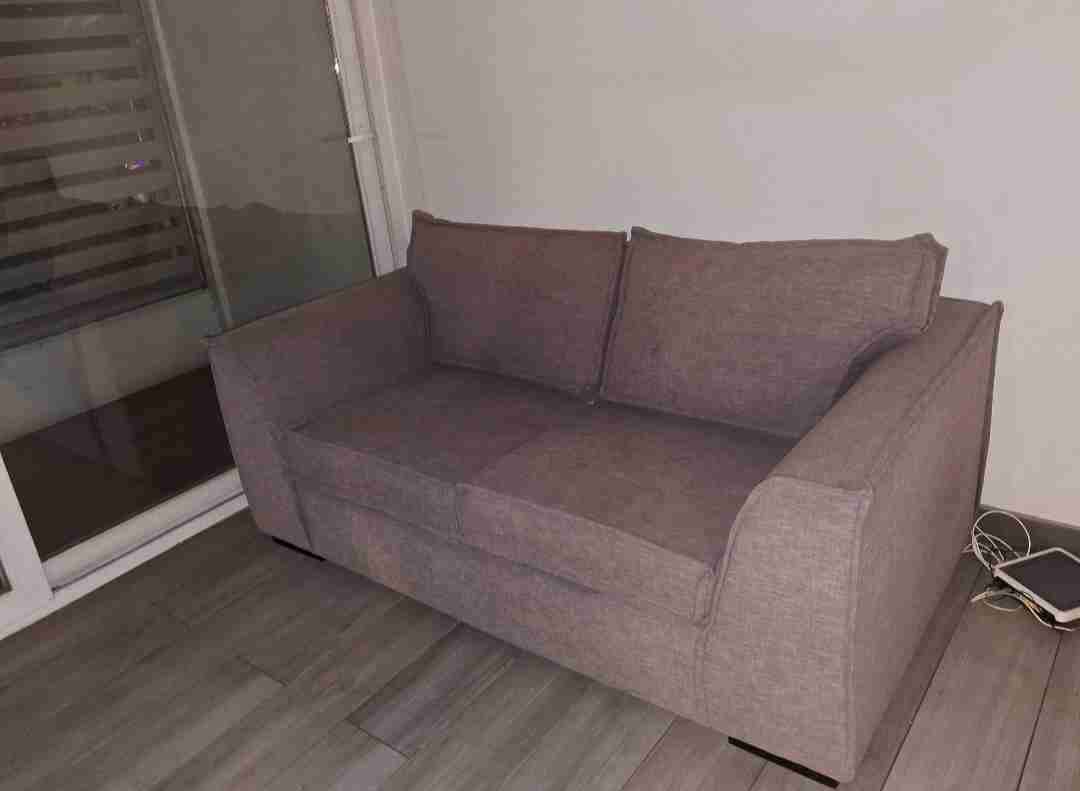 Sofá gris de dos cuerpos