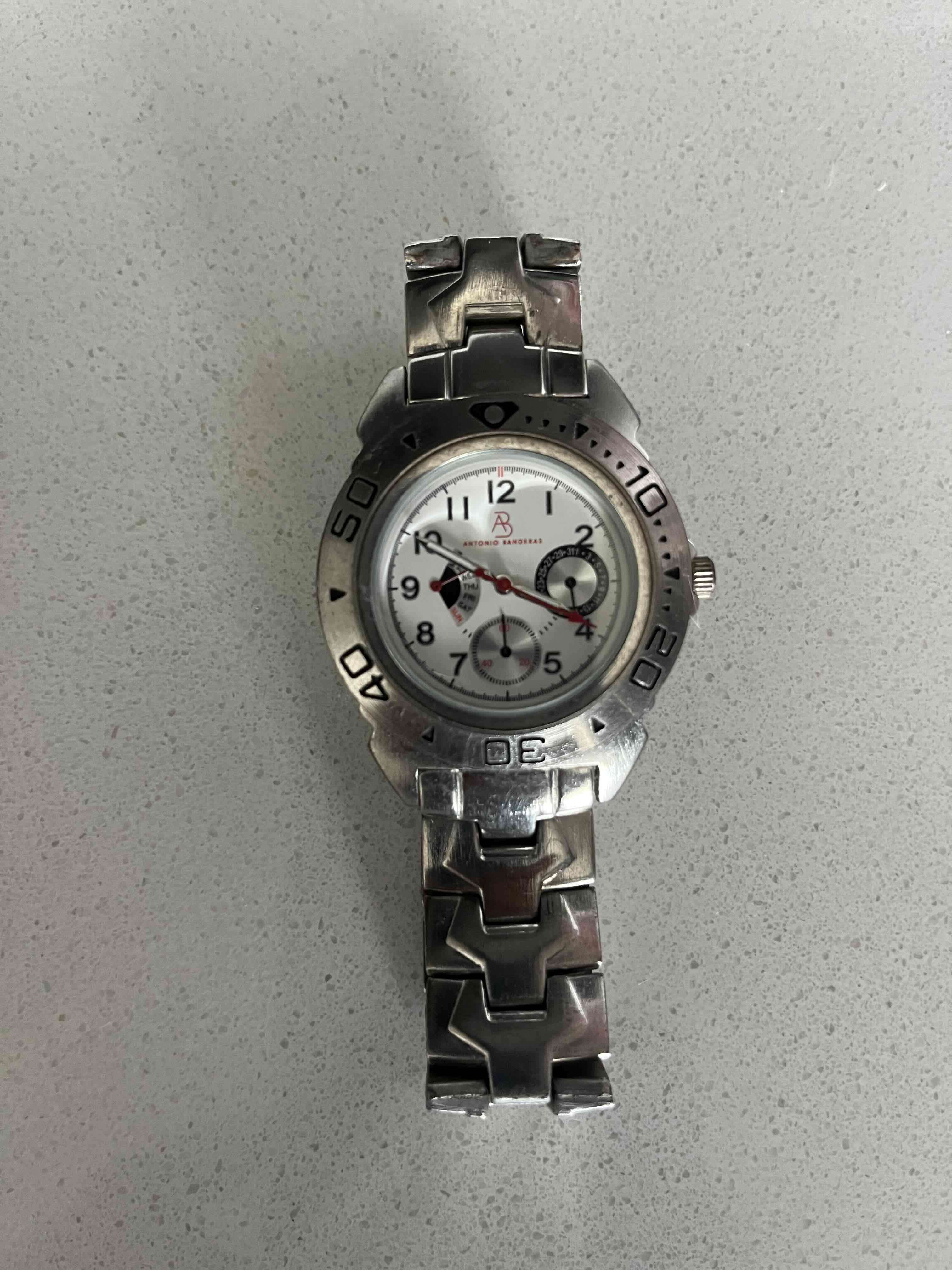 Reloj metálico elegante