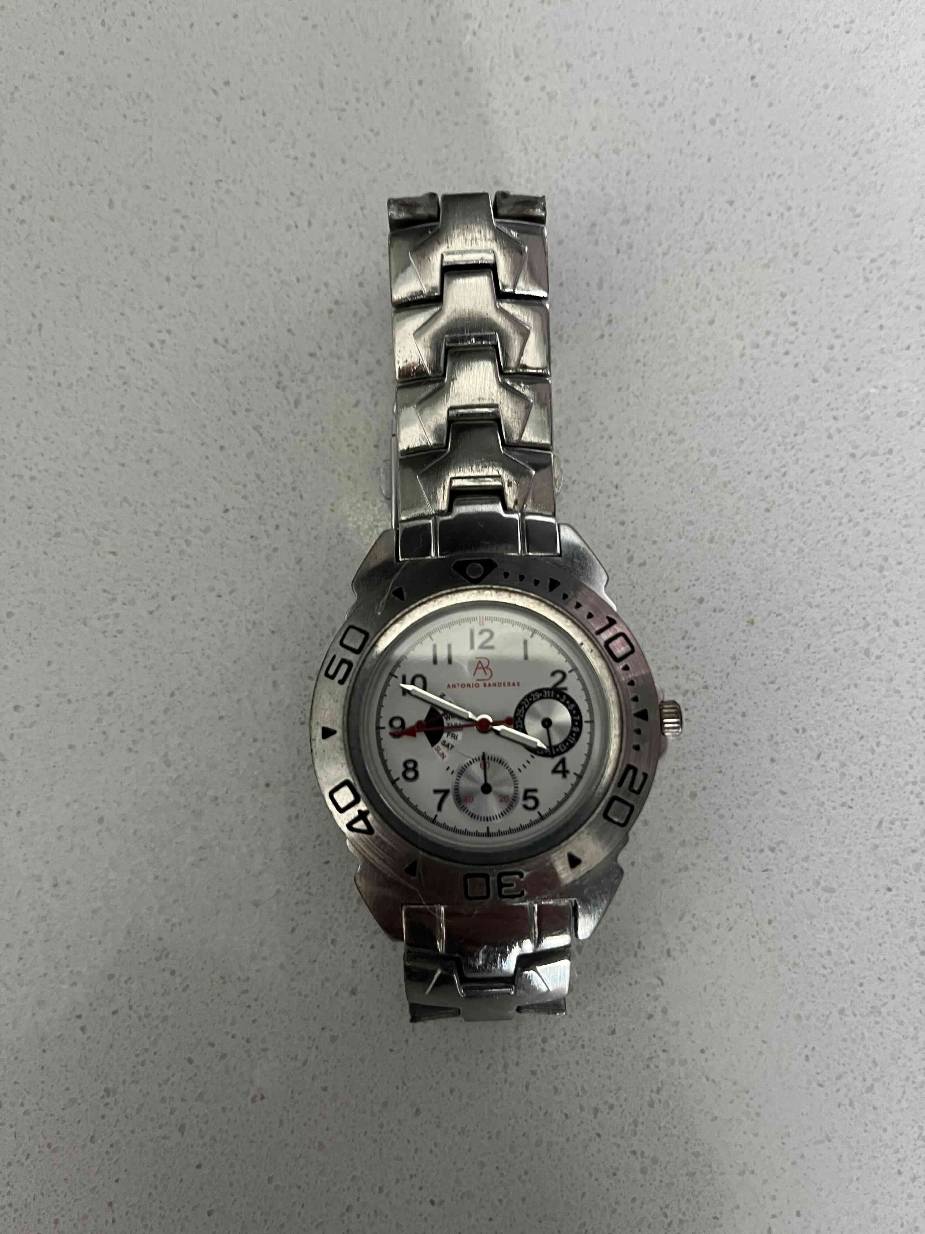 Reloj metálico elegante - miniatura 2