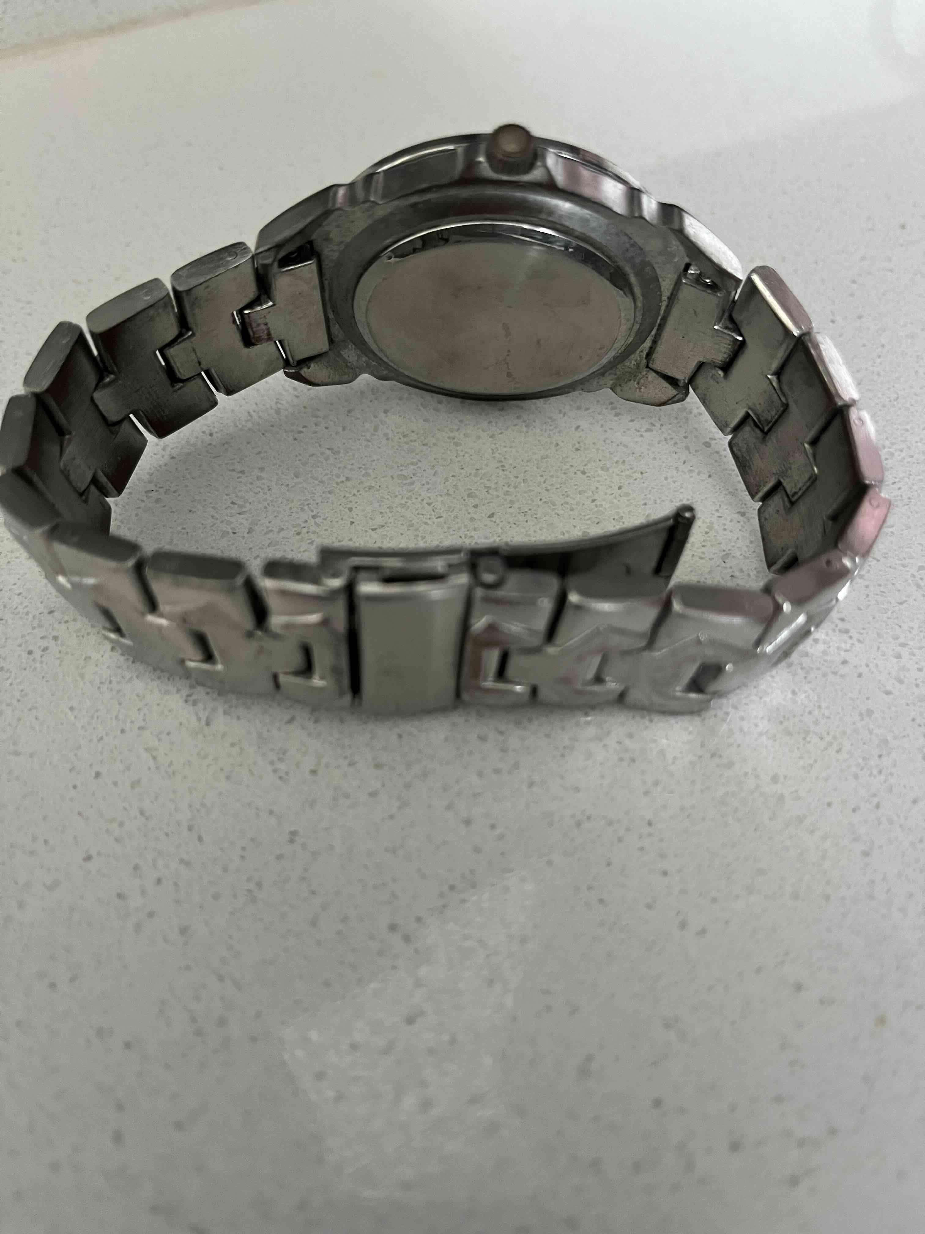 Reloj metálico elegante - miniatura 3