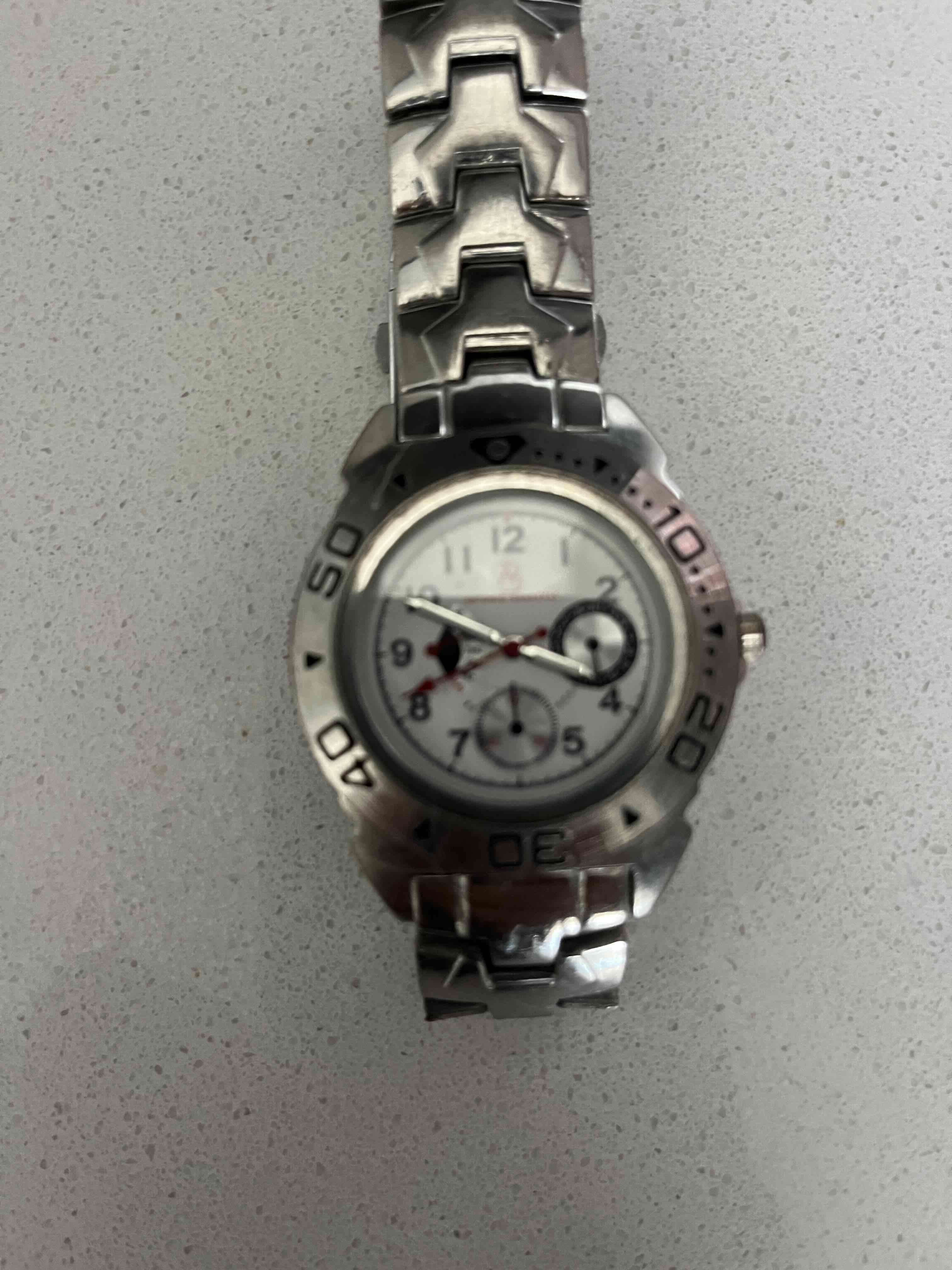 Reloj metálico elegante - miniatura 5