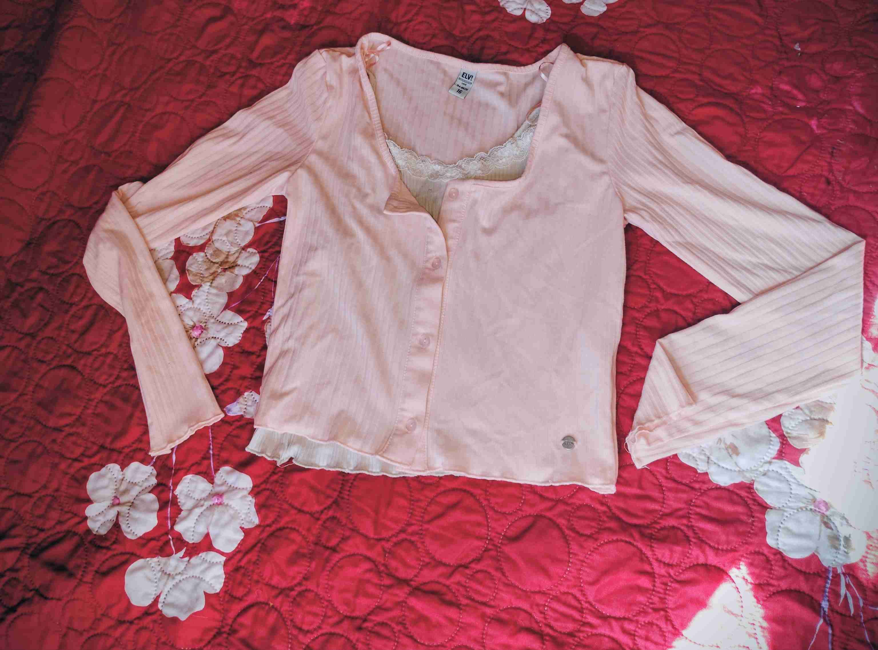 Polera rosada con encaje