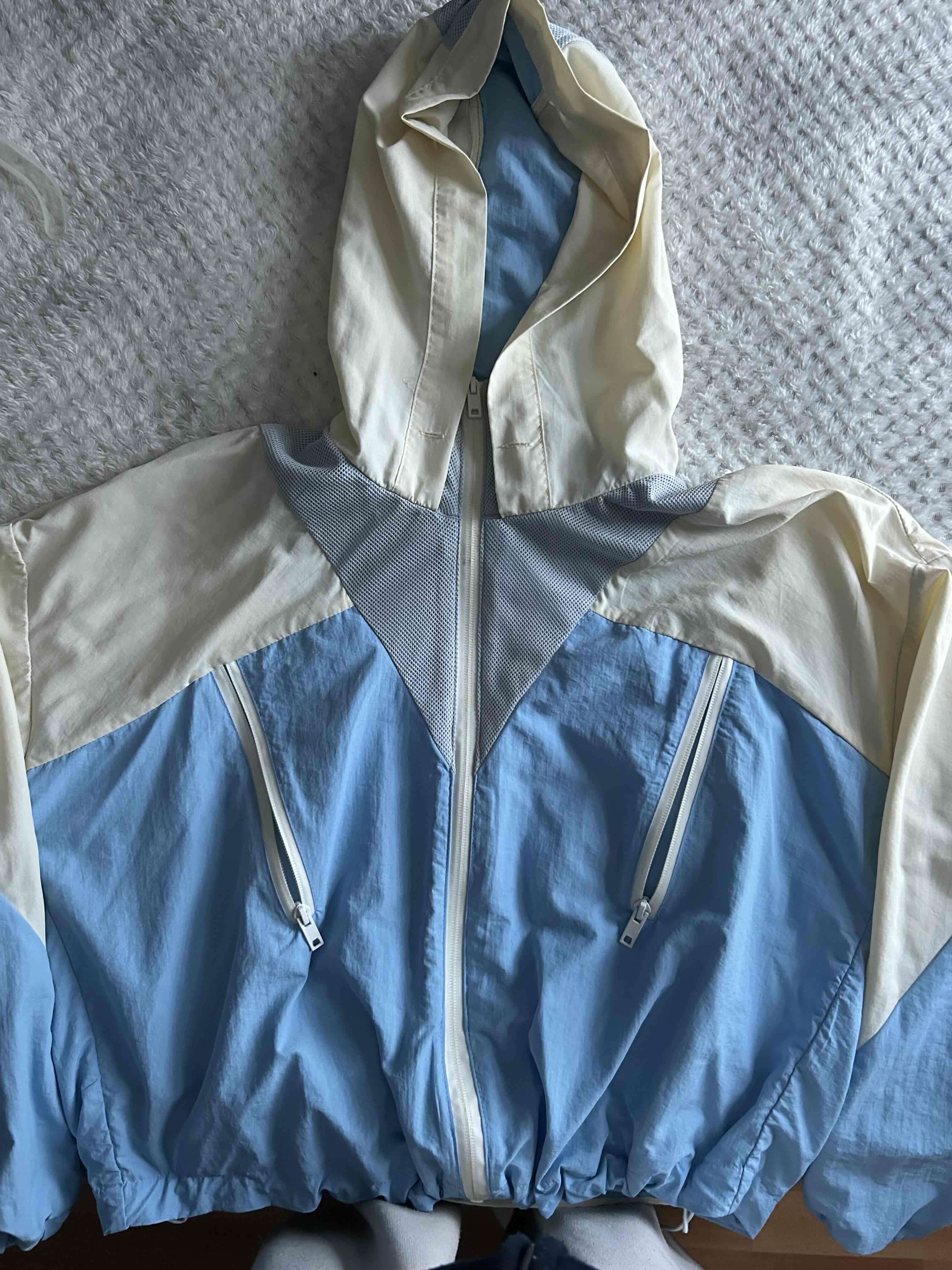 cortavientos azul cielo y beige Index