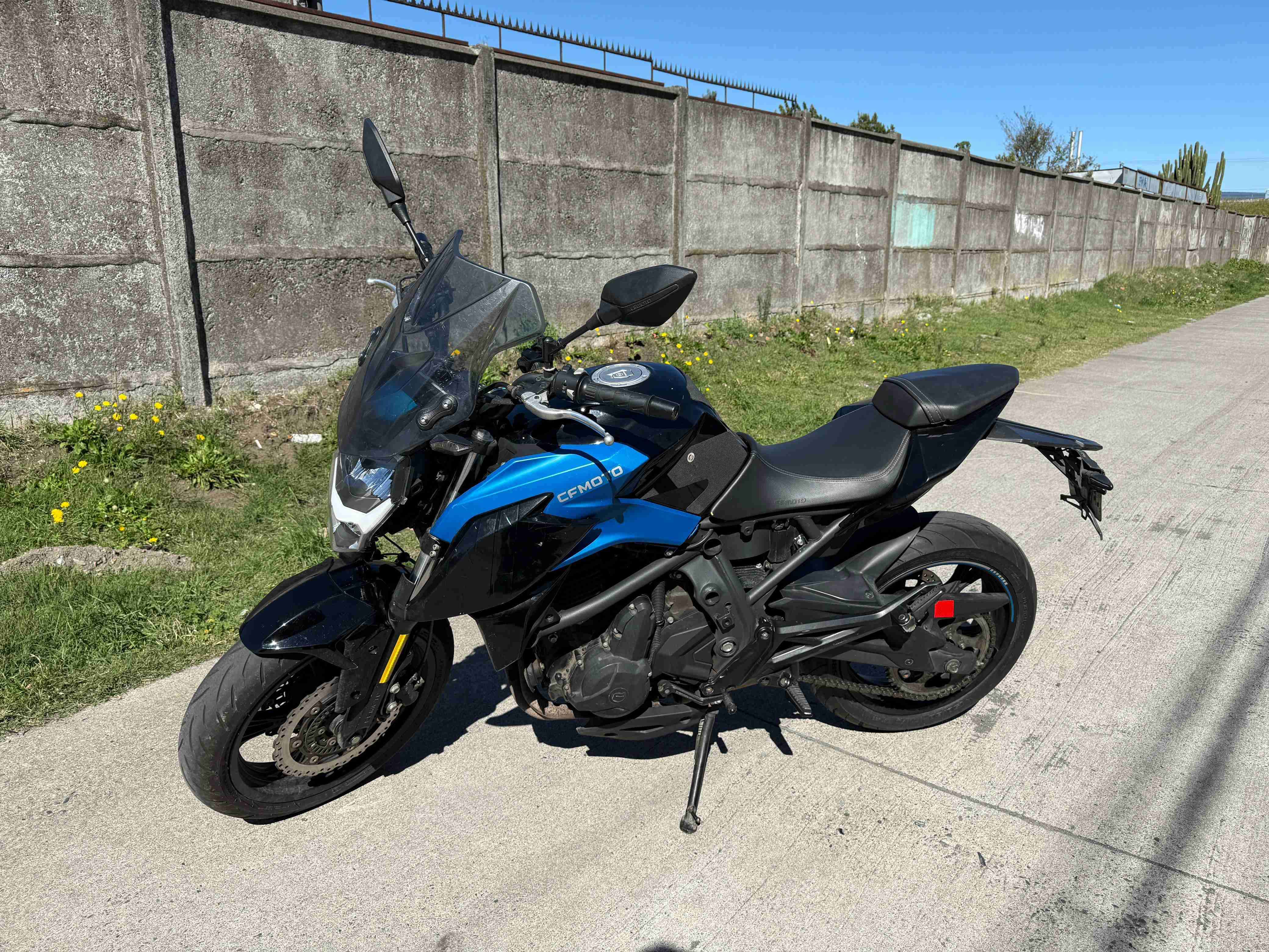 Moto CFMoto touring azul y negra