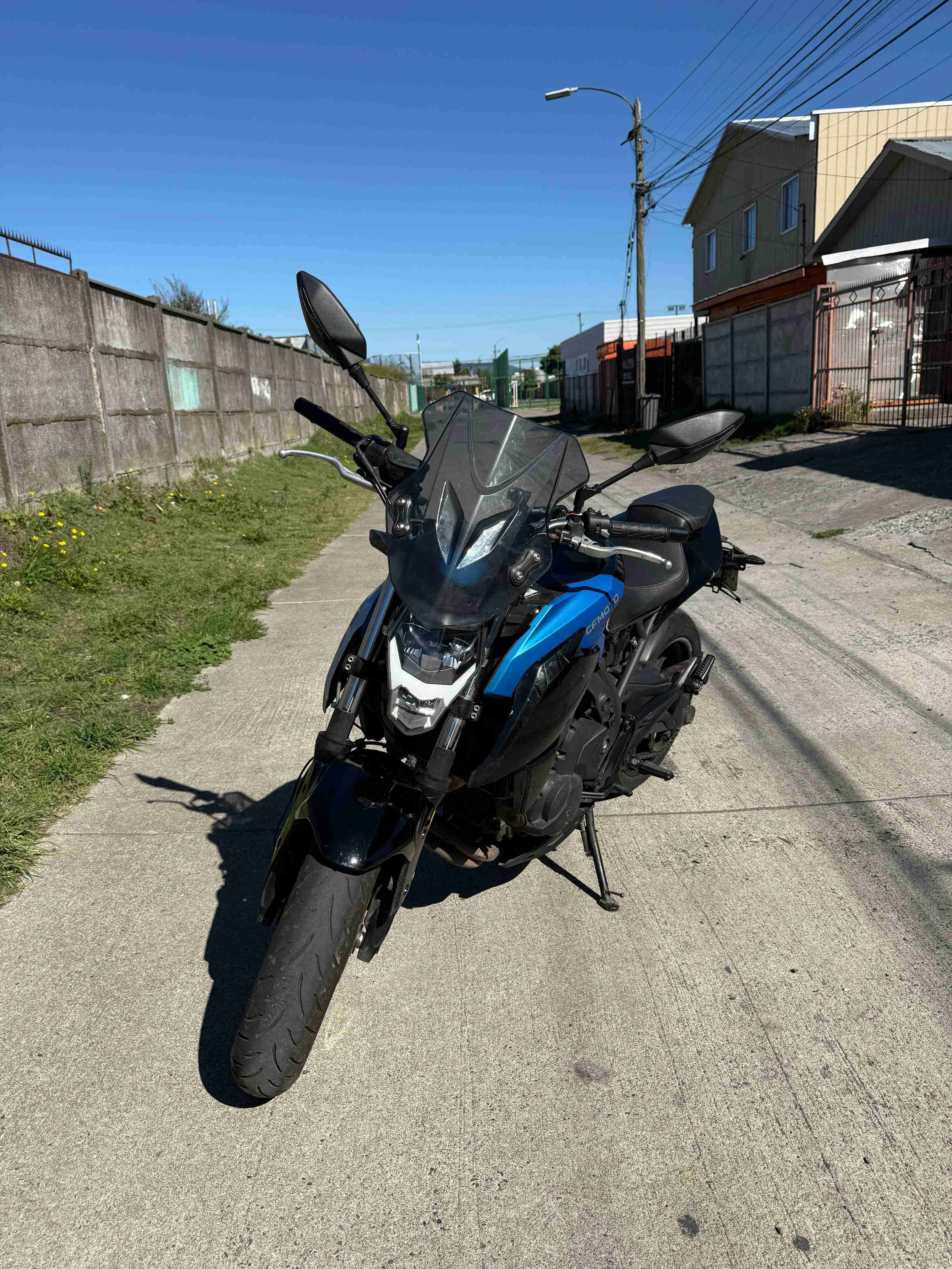 Moto CFMoto touring azul y negra - miniatura 2