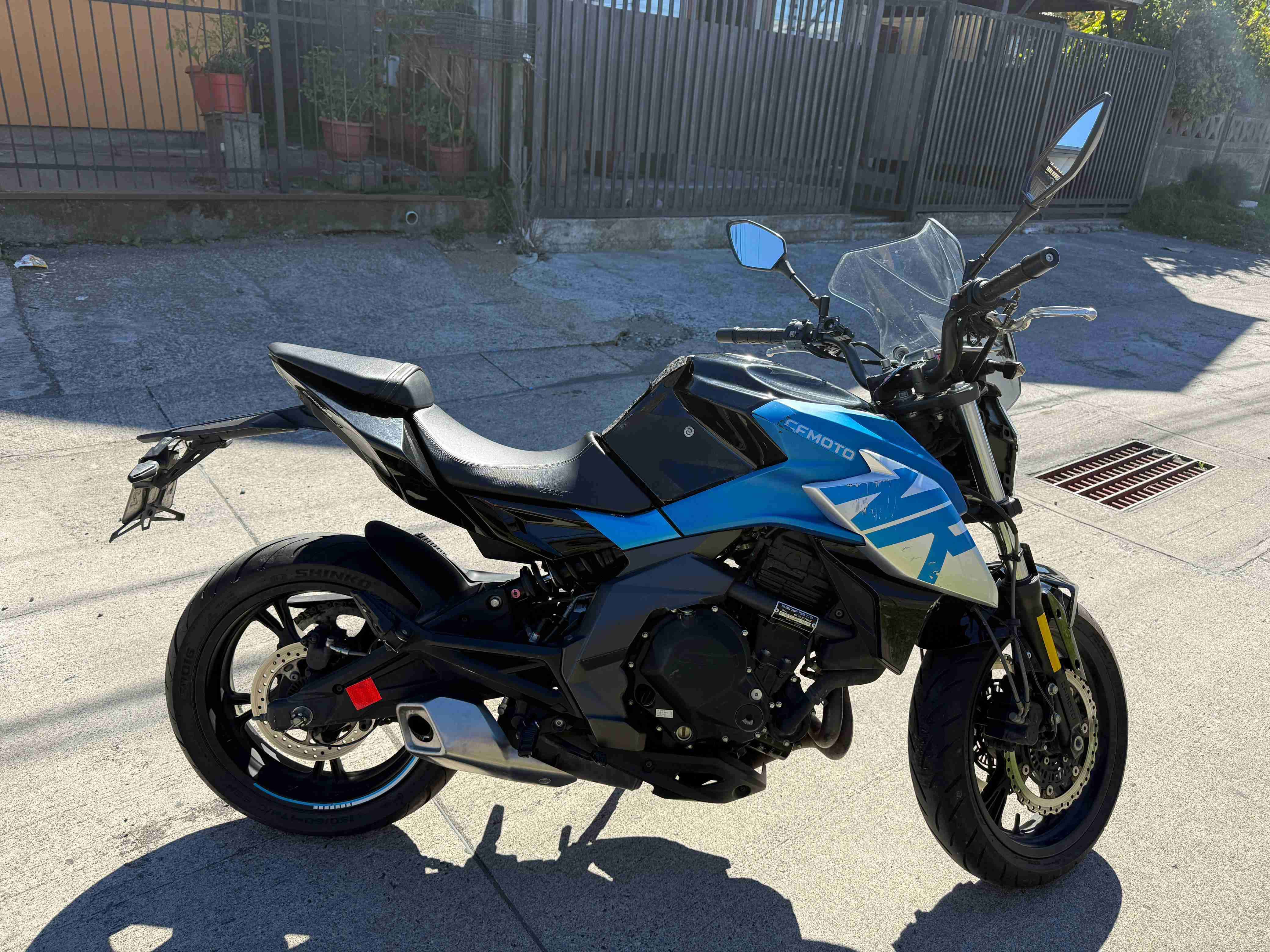 Moto CFMoto touring azul y negra - miniatura 3