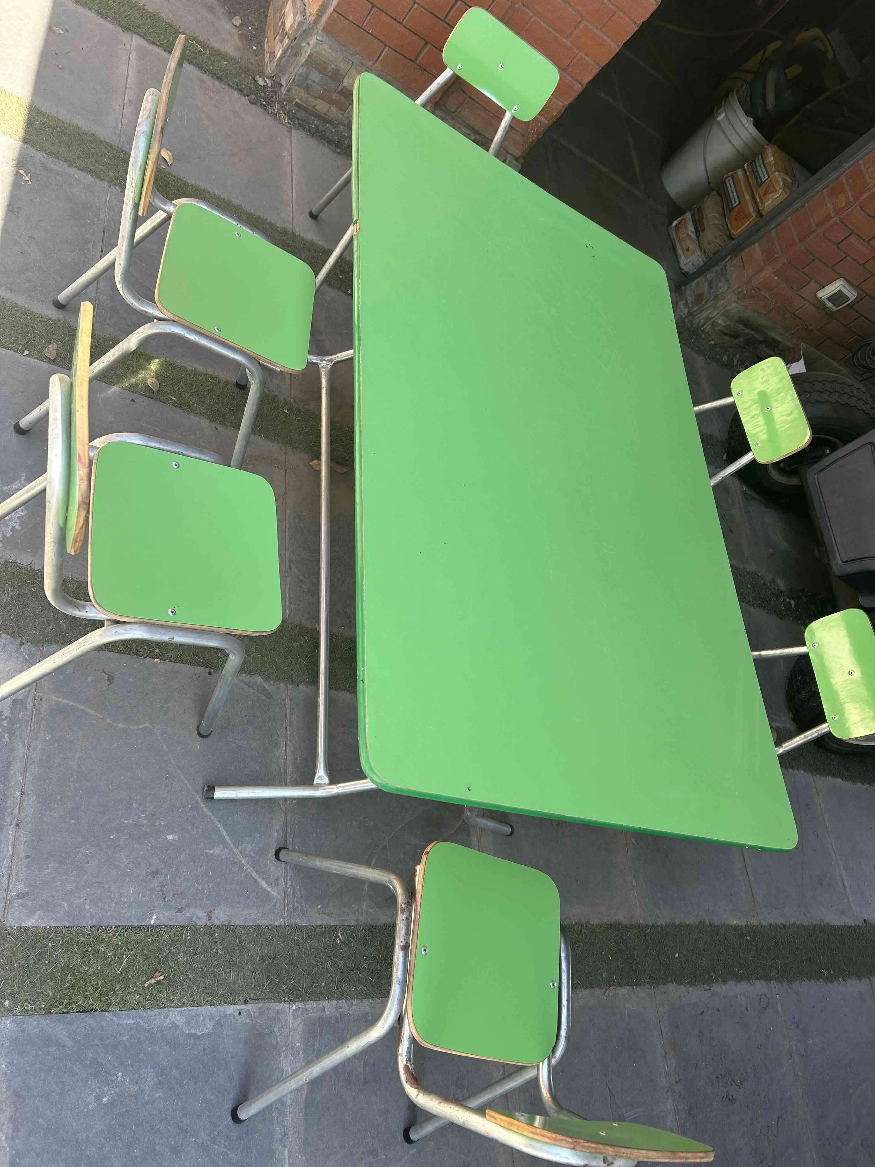 Mesa con sillas verdes infantiles