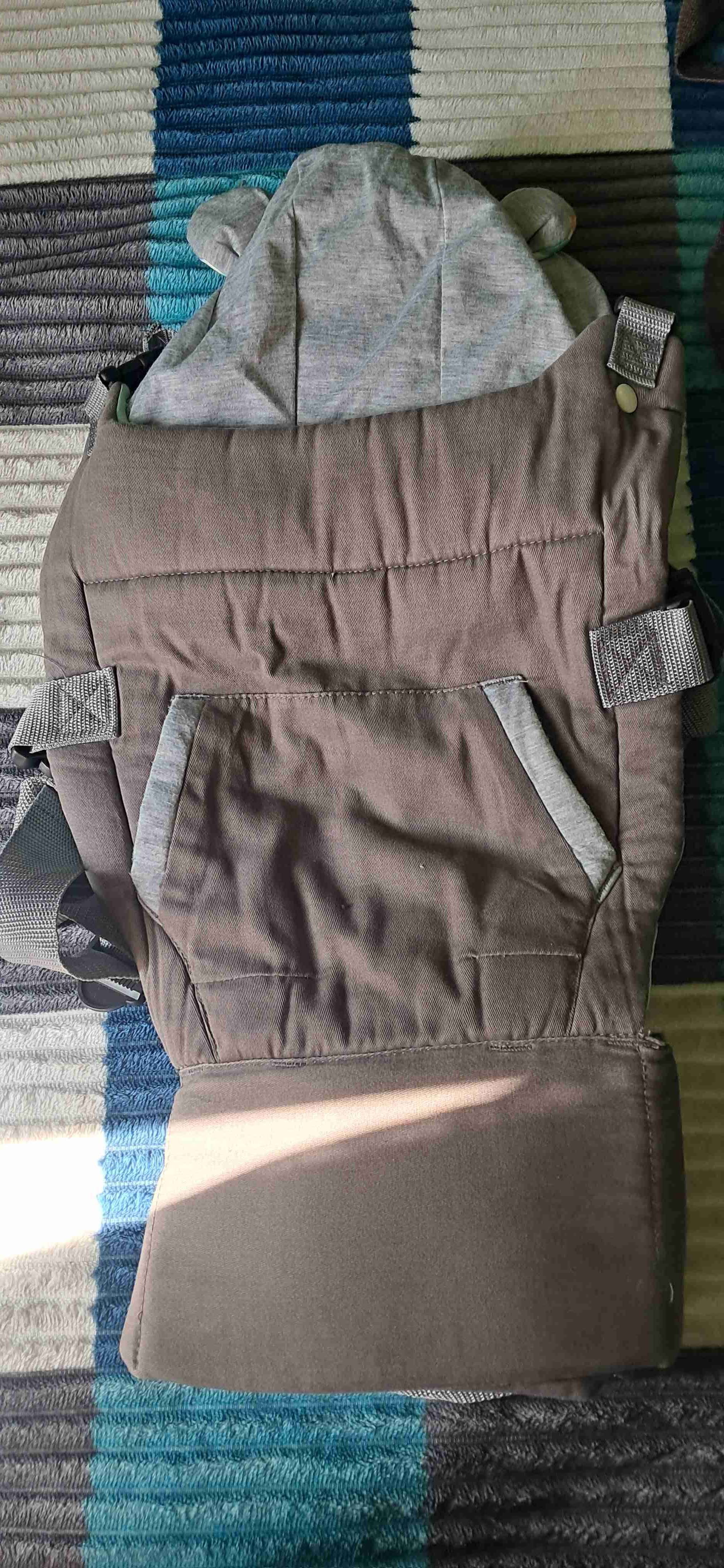 Portabebés gris con capucha