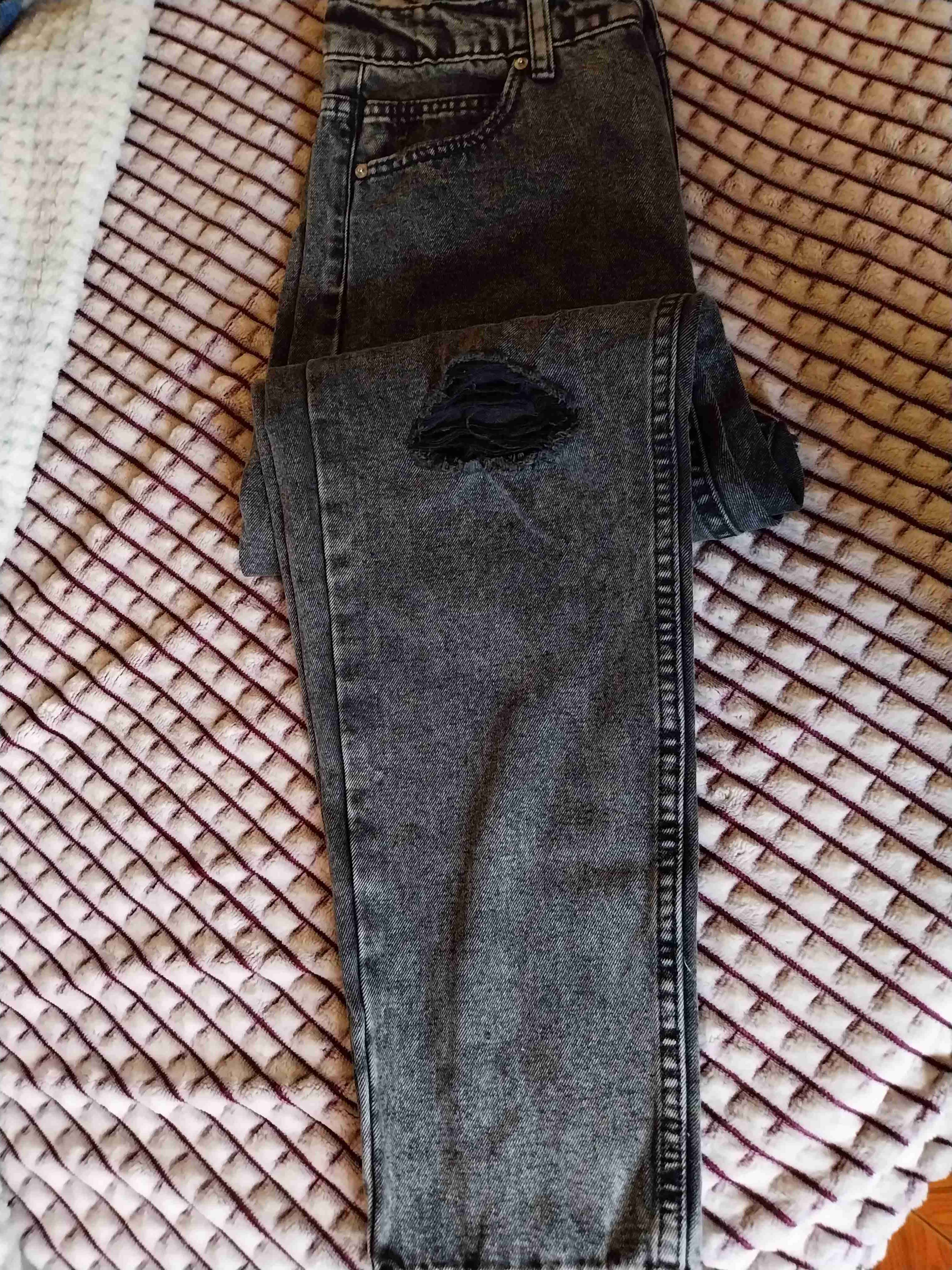 Jeans gris con diseño roto