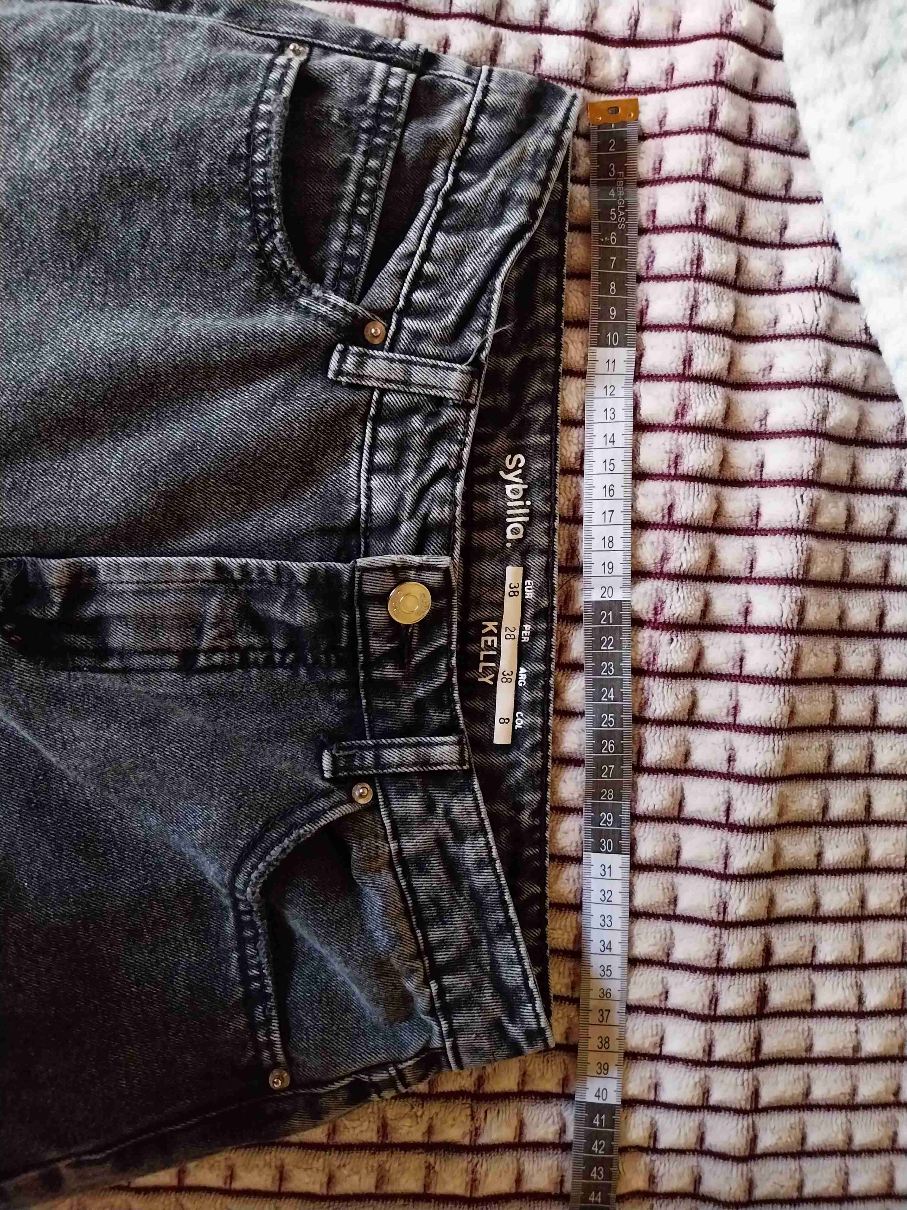 Jeans gris con diseño roto - miniatura 2