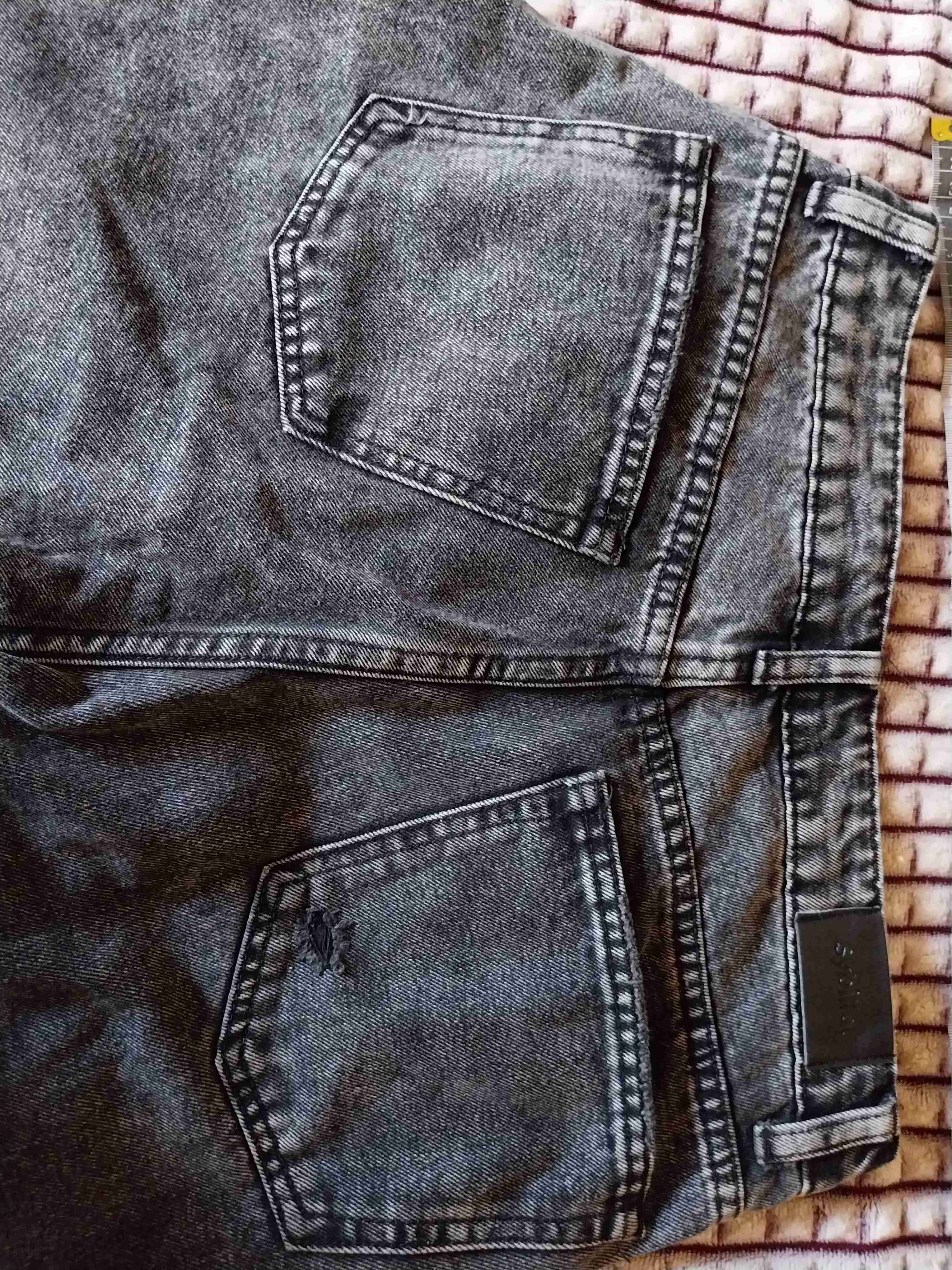 Jeans gris con diseño roto - miniatura 3