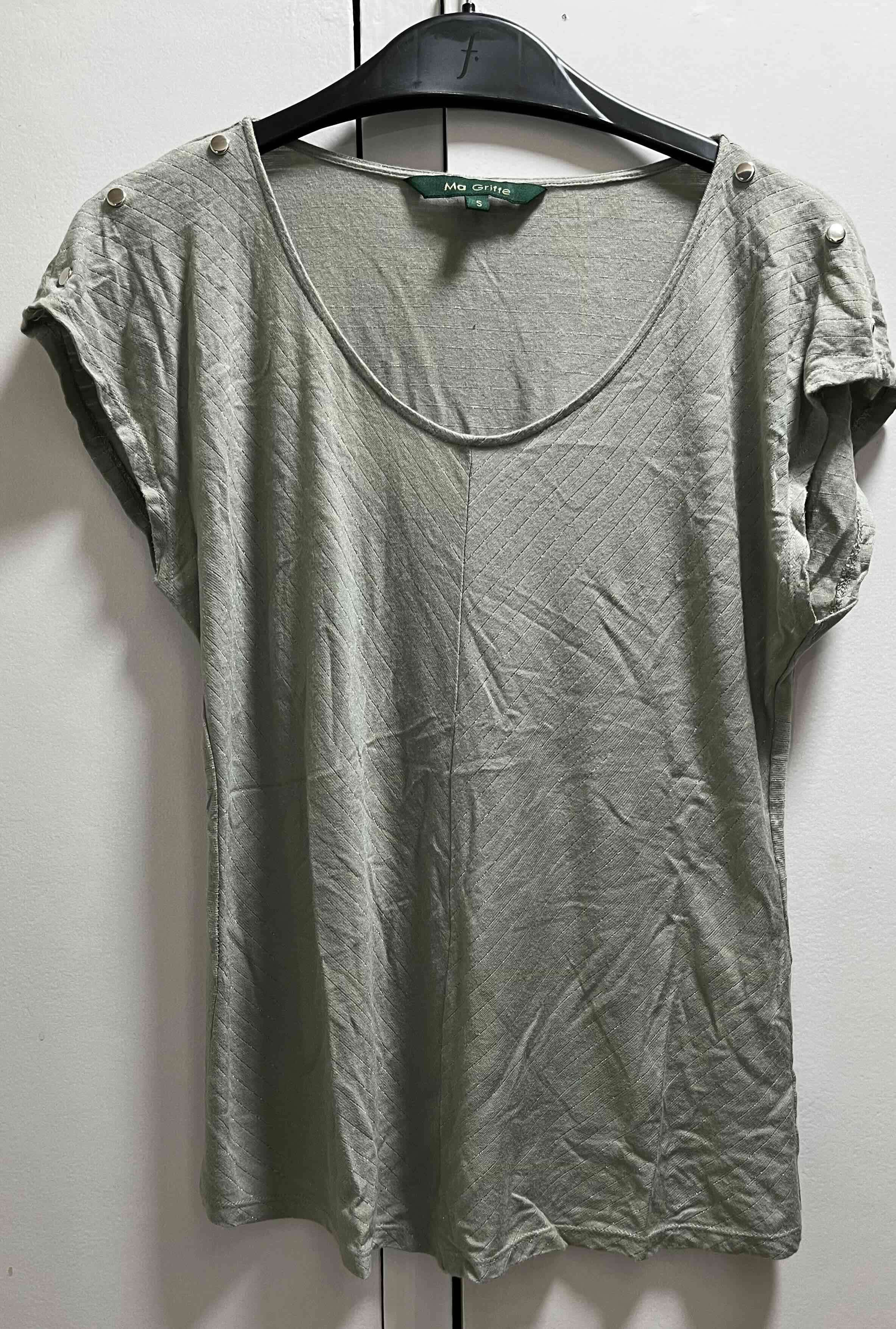 Polera verde claro con tachas