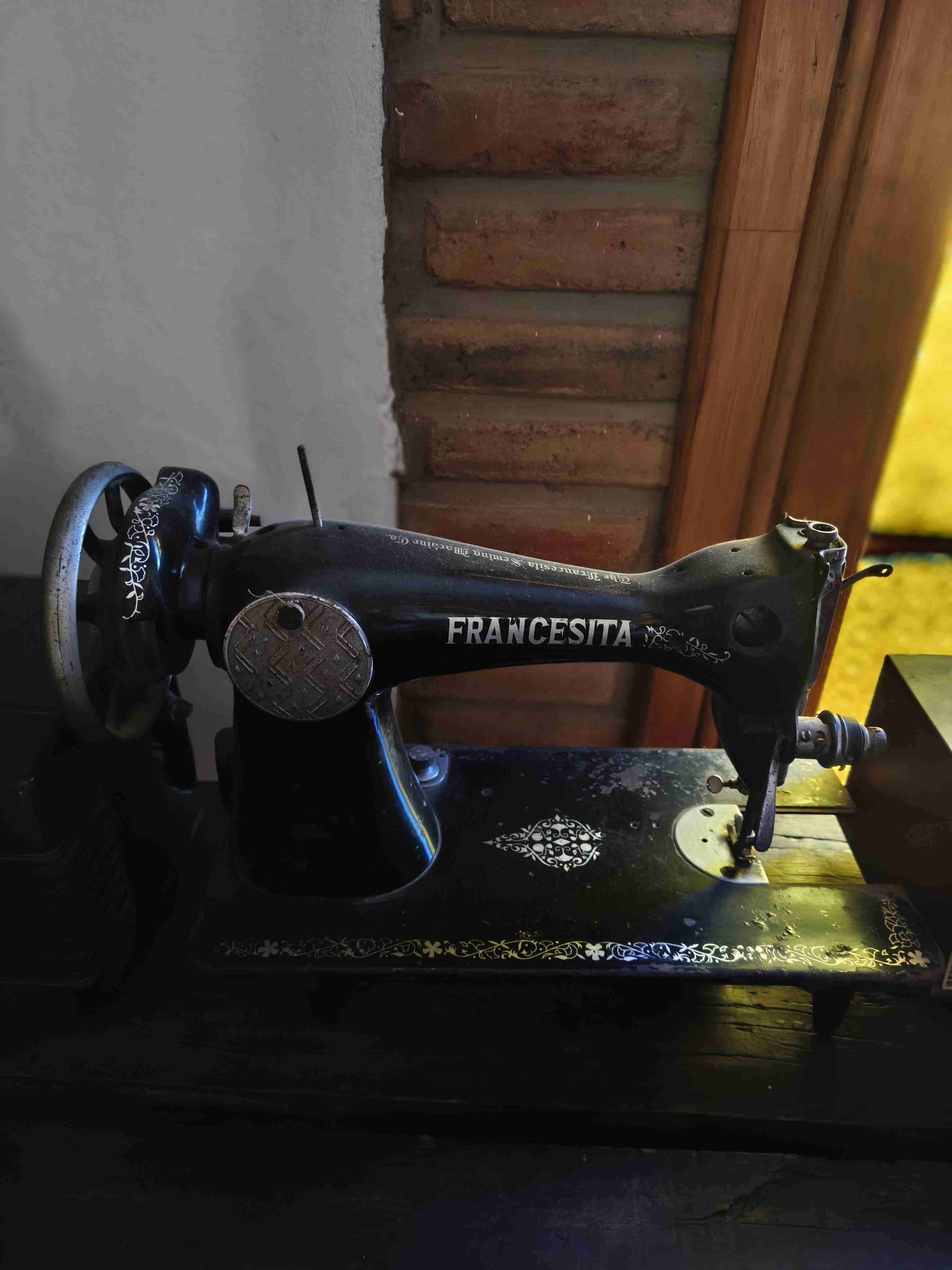 Máquina de coser antigua Francesita