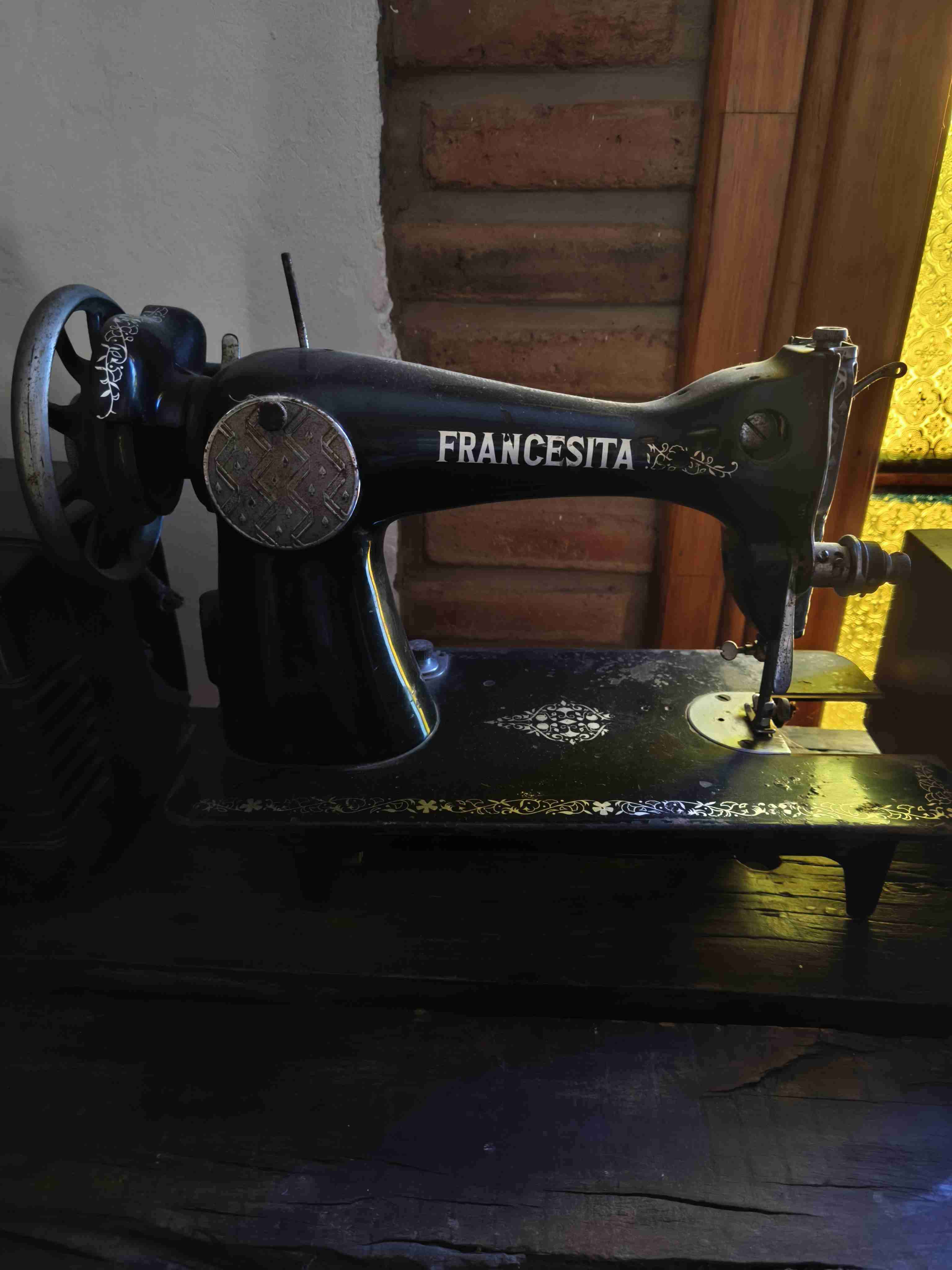 Máquina de coser antigua Francesita - miniatura 2