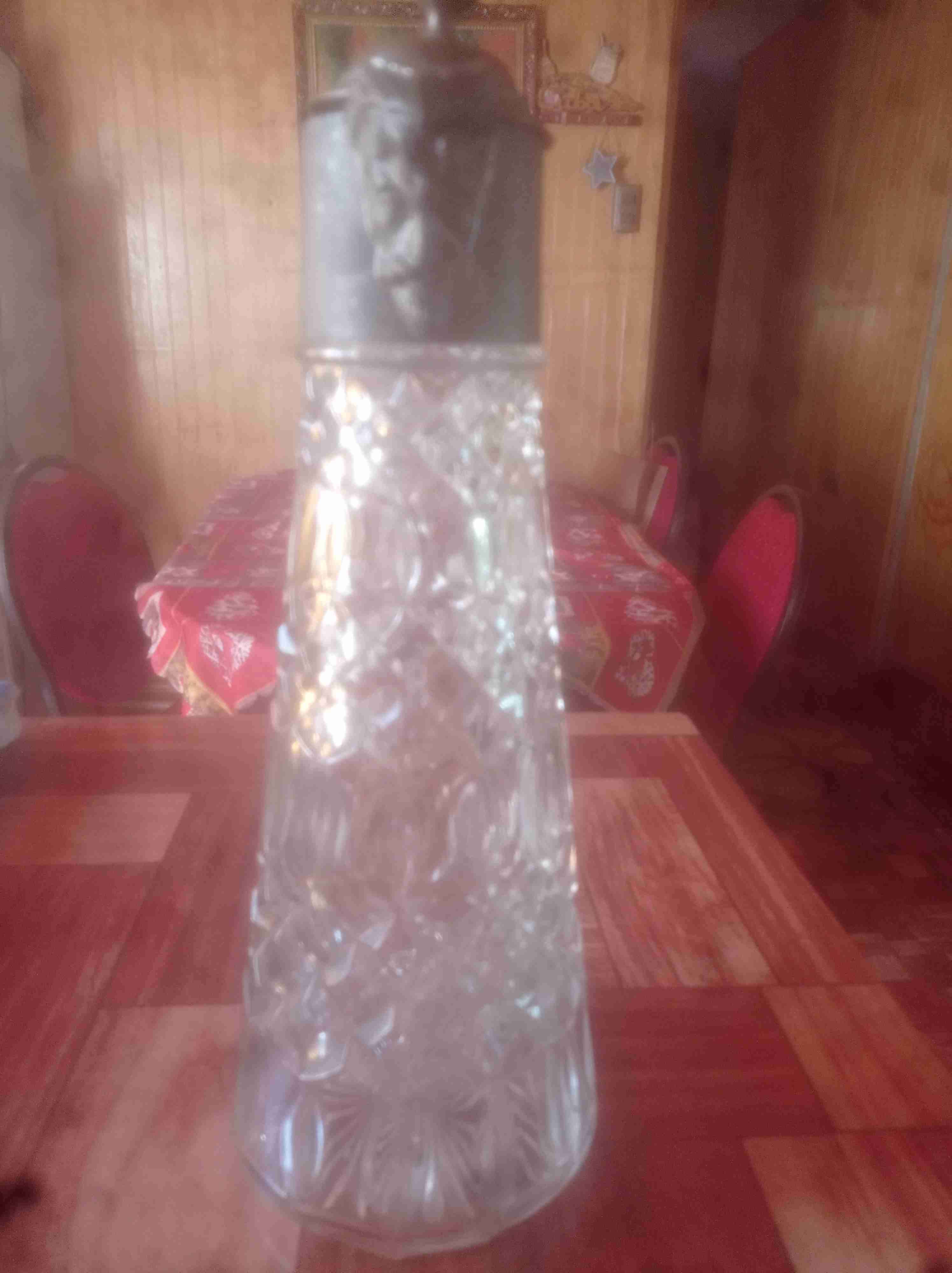 Antiguo frasco de cristal y metal