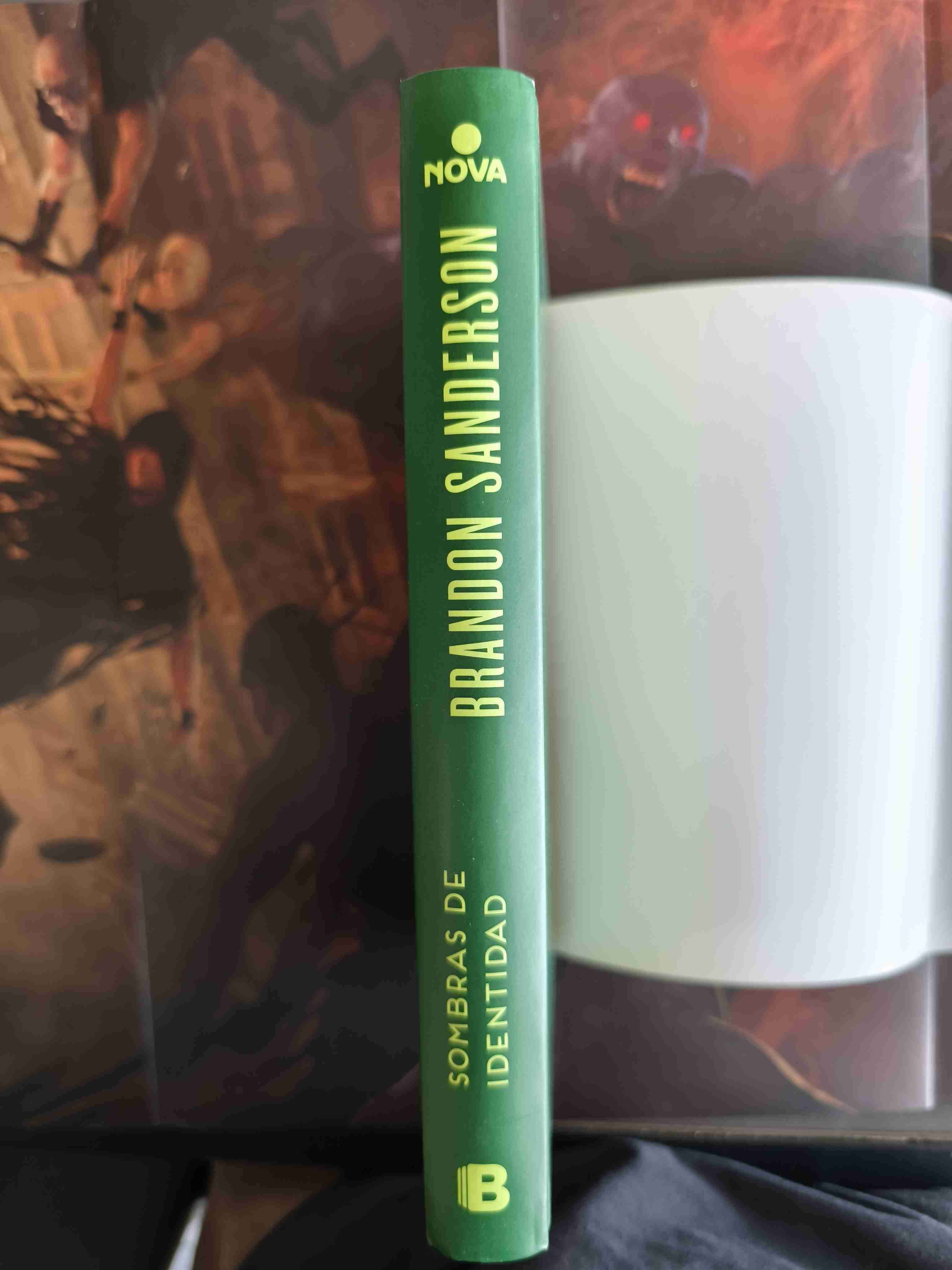 Libro Sombras de Identidad - miniatura 3