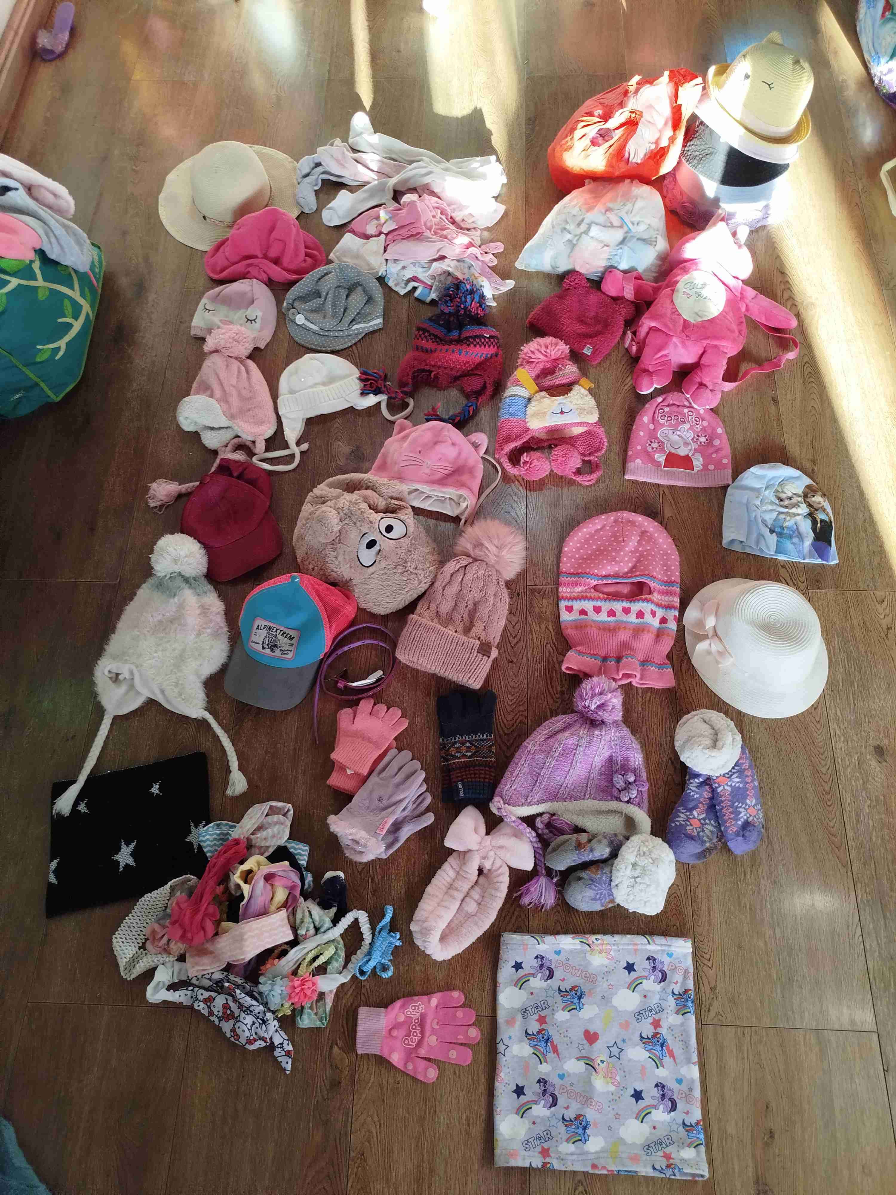 Lote de gorros y accesorios infantiles