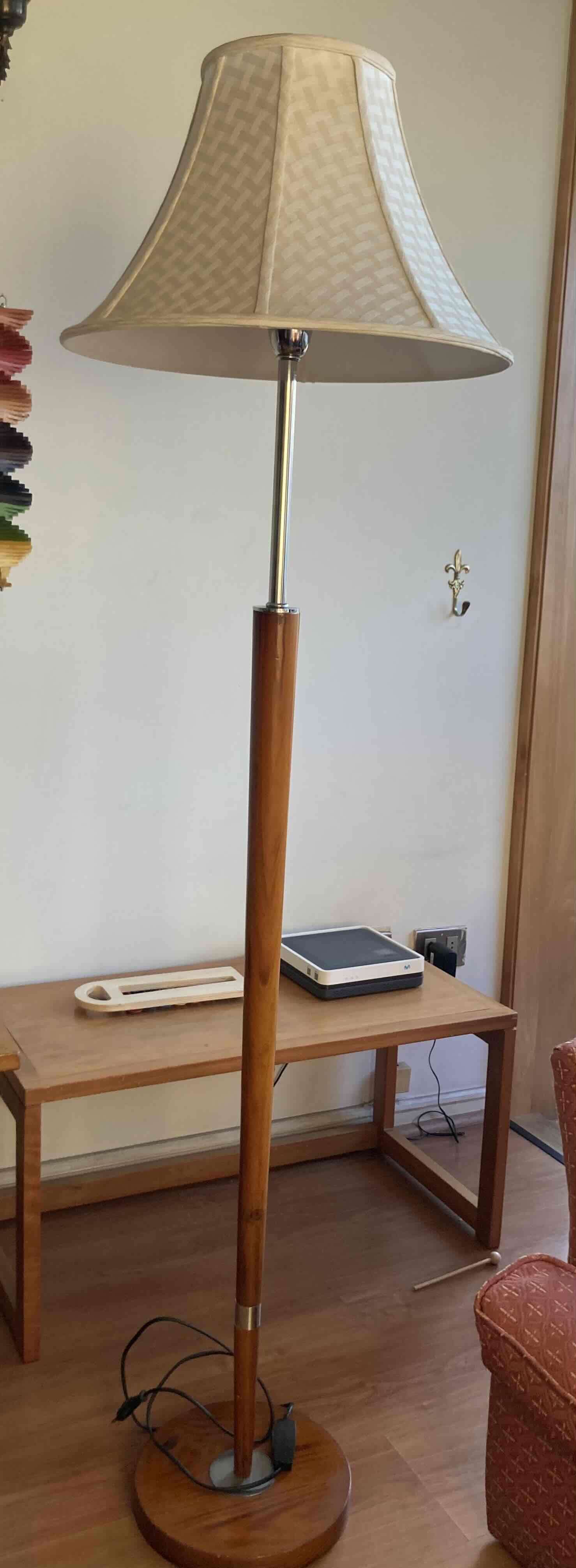 Lámpara de pie clásica de madera