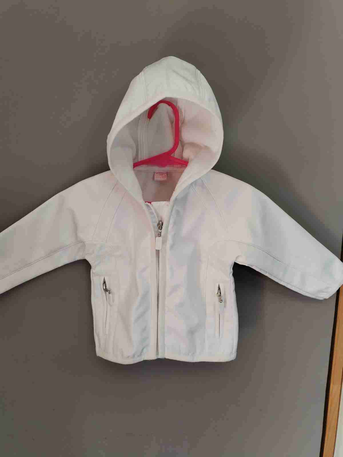 Chaqueta blanca con capucha