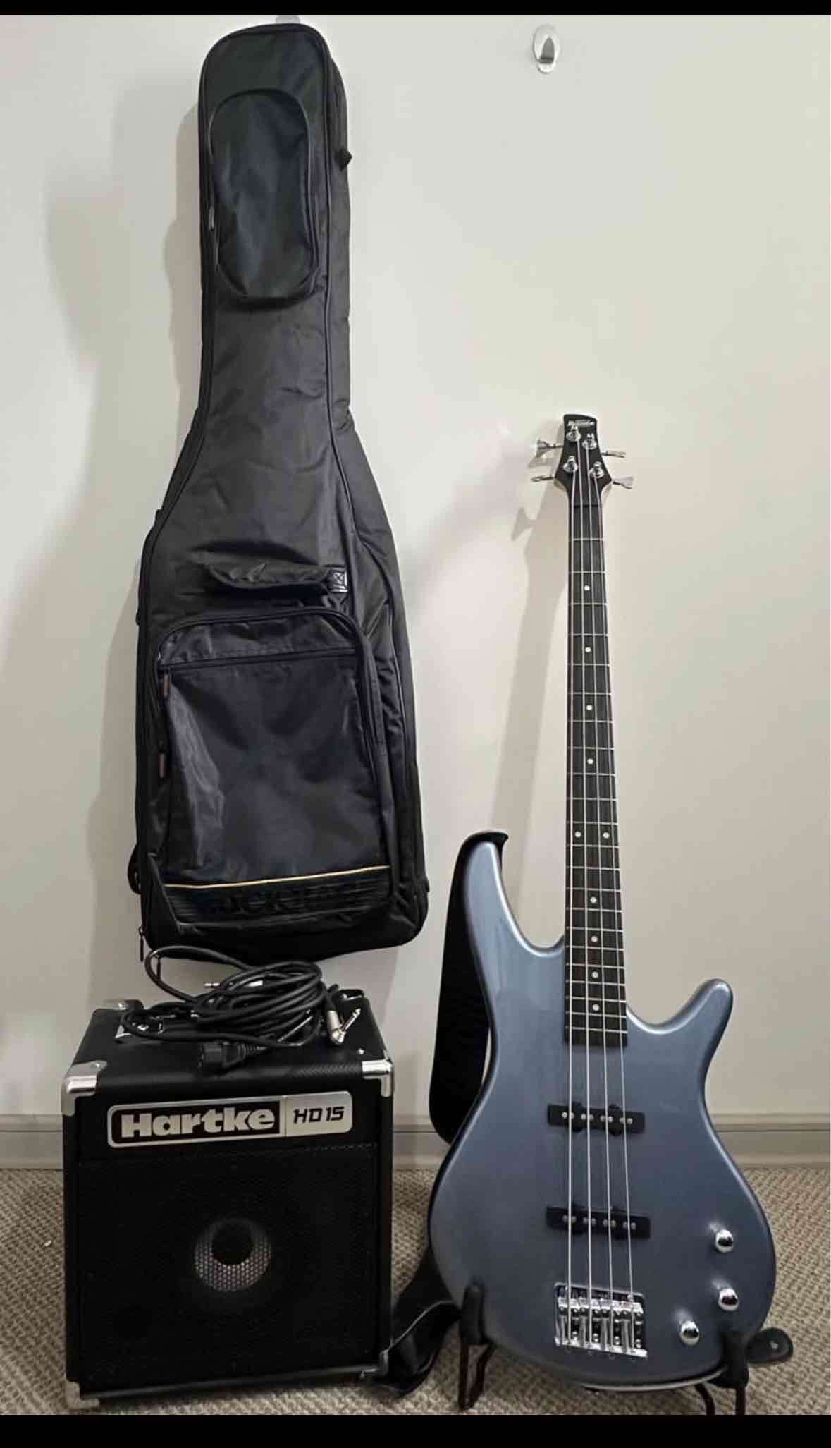 Bajo eléctrico Ibanez con amplificador Hartke