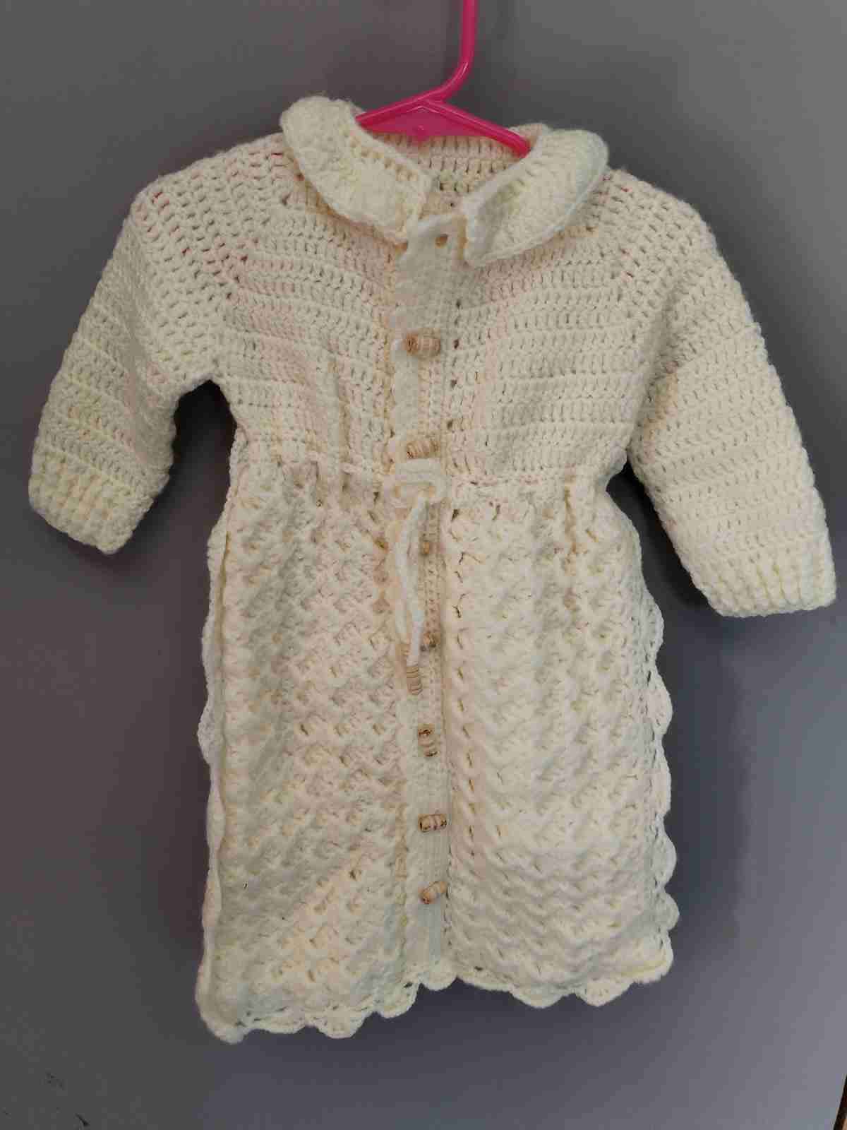 Vestido de bebé tejido a crochet