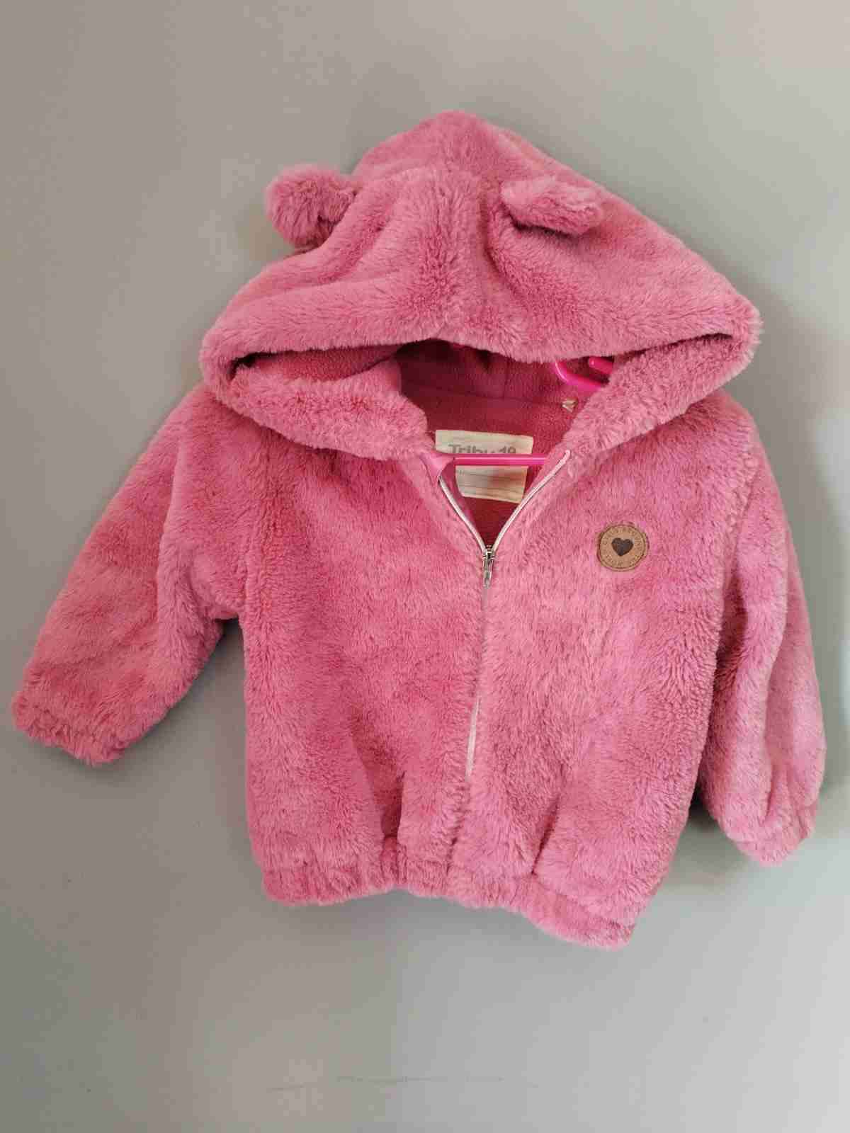 Chaqueta rosada con capucha