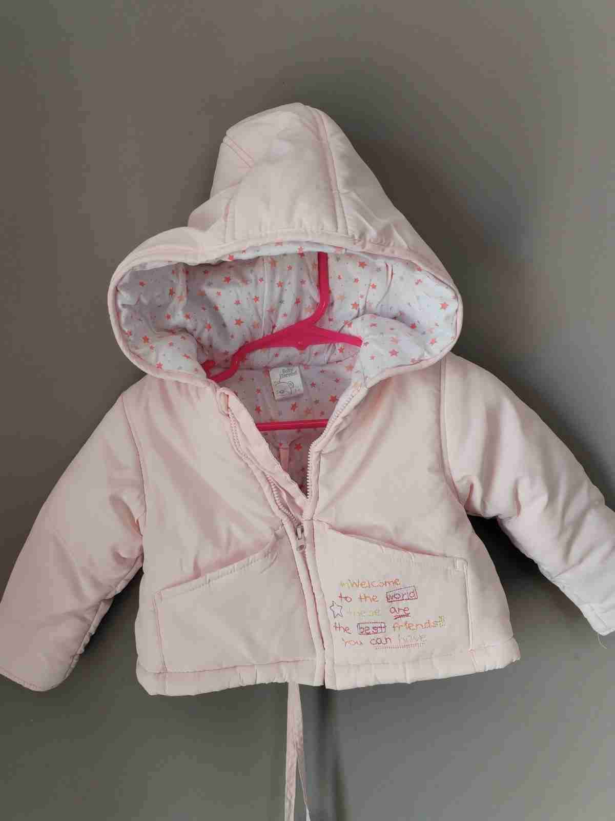 Chaqueta de bebé rosada con capucha 3 a 6 meses