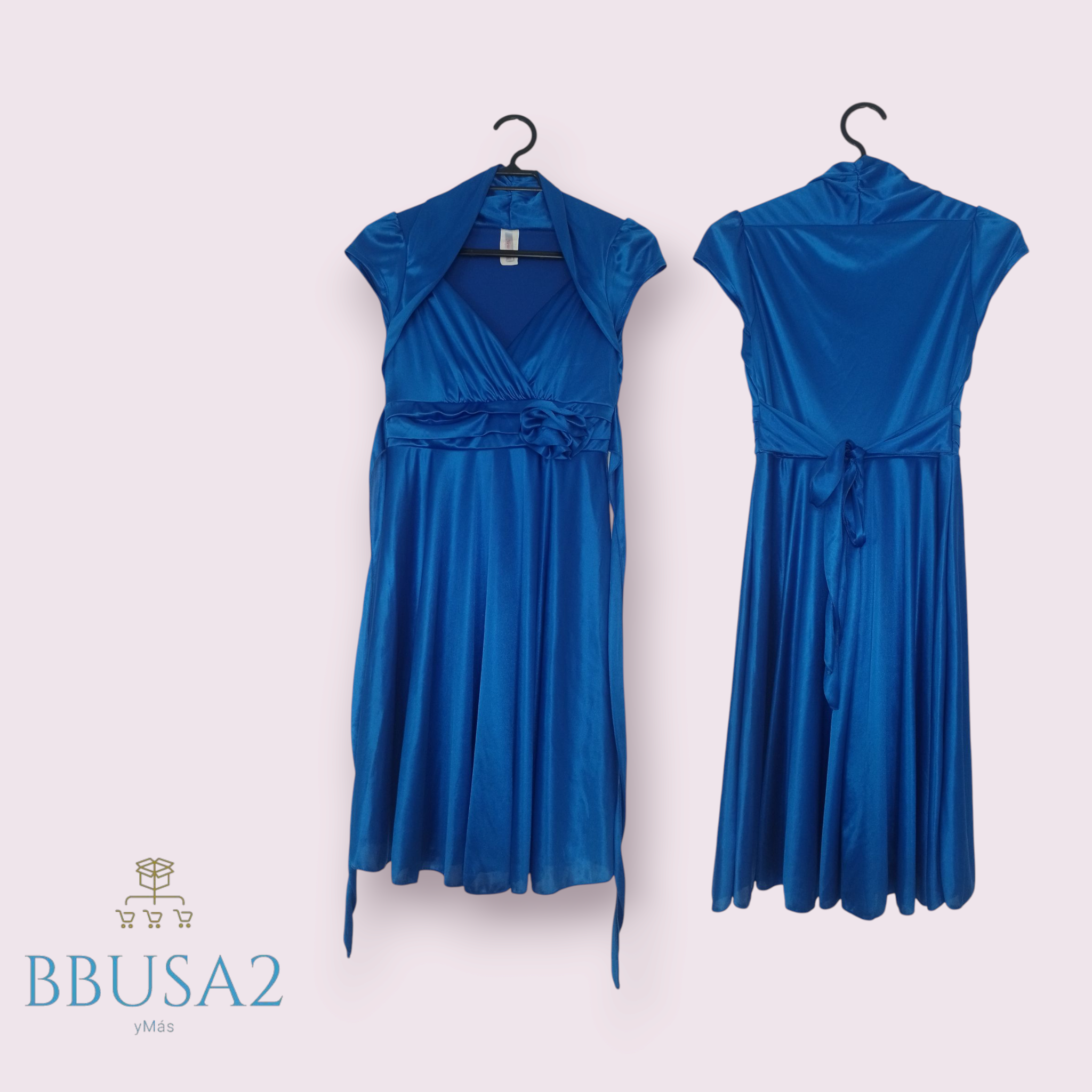 Vestido azul con capa elegante