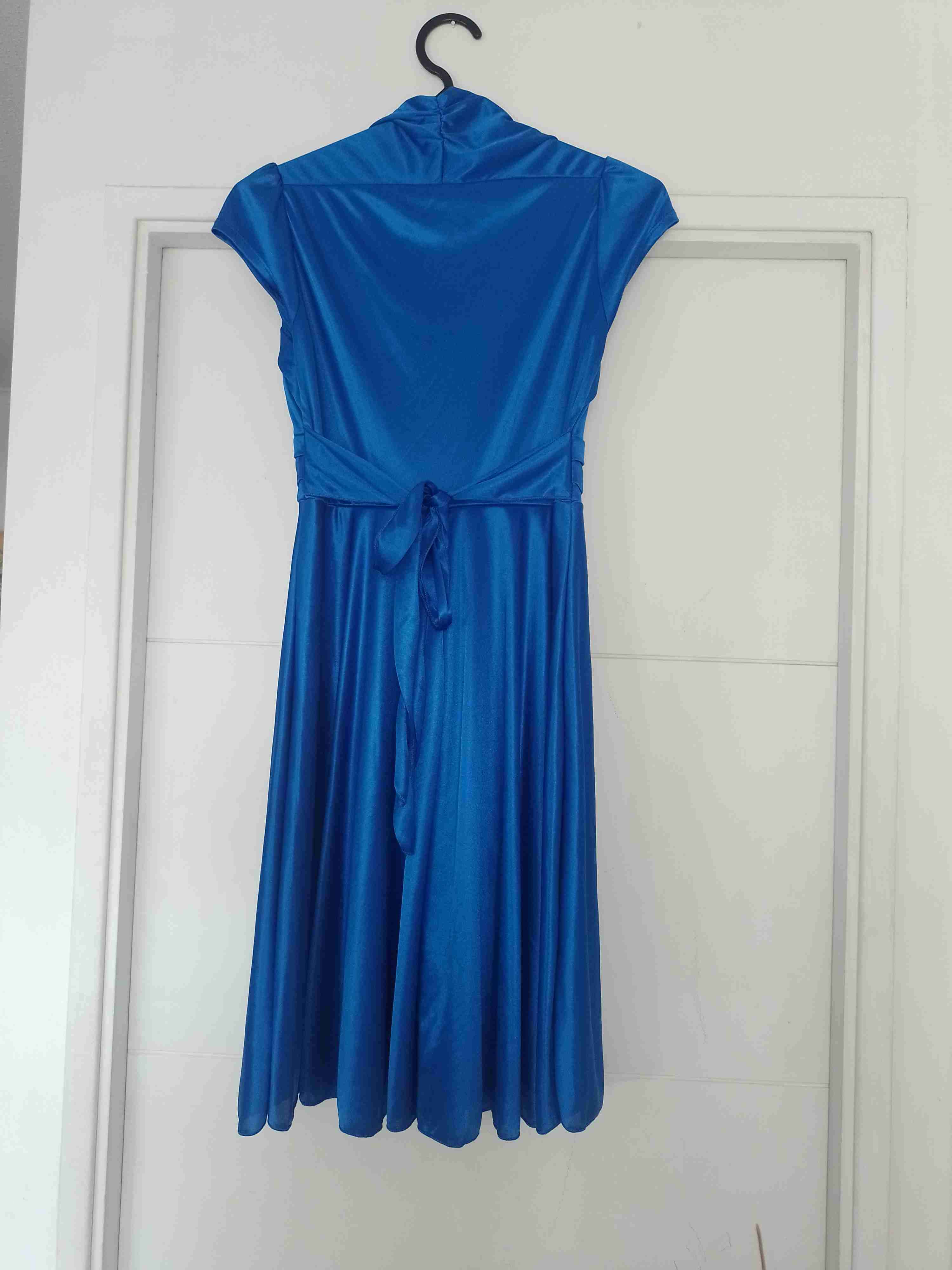Vestido azul con capa elegante - miniatura 2