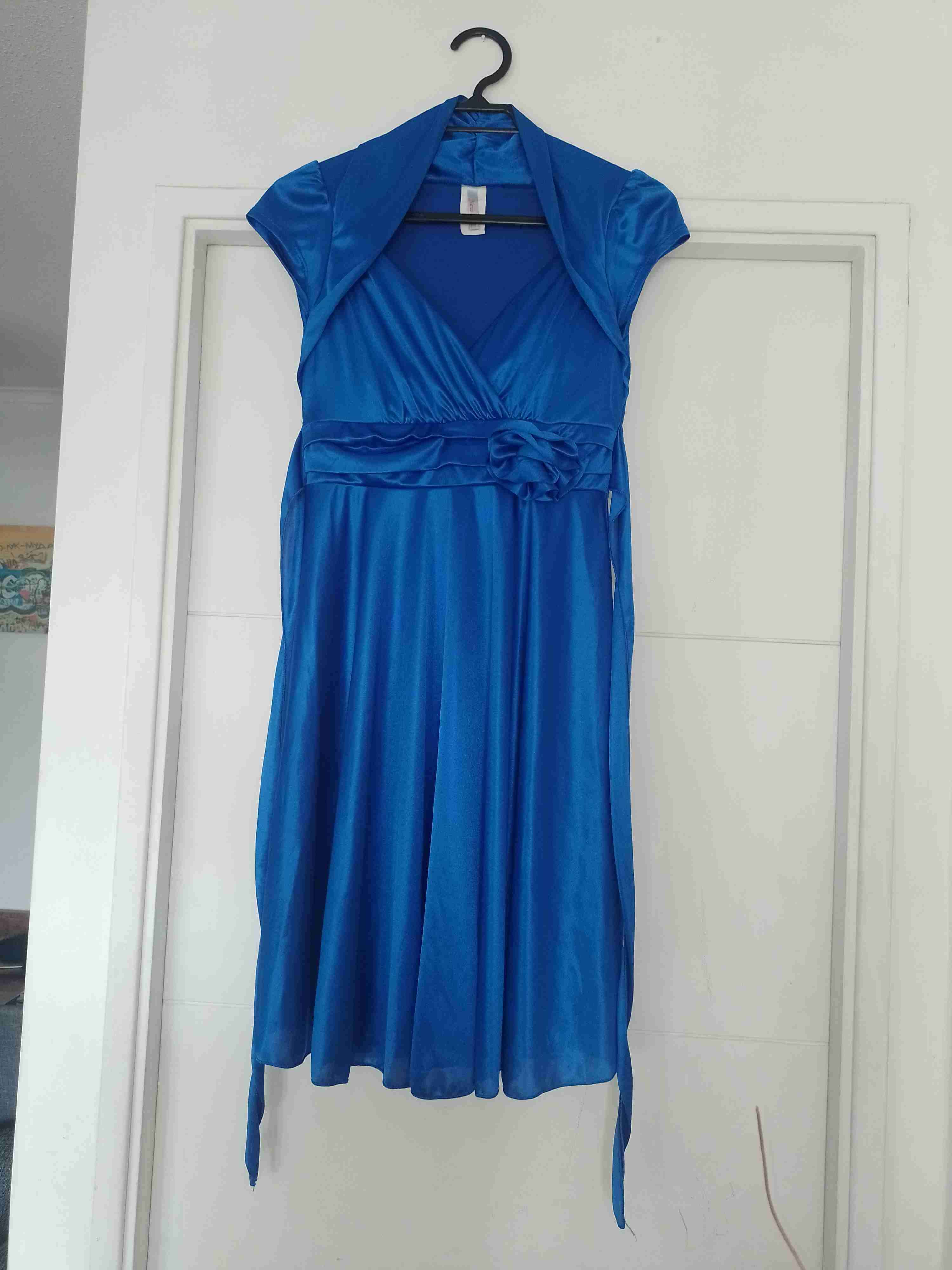 Vestido azul con capa elegante - miniatura 3