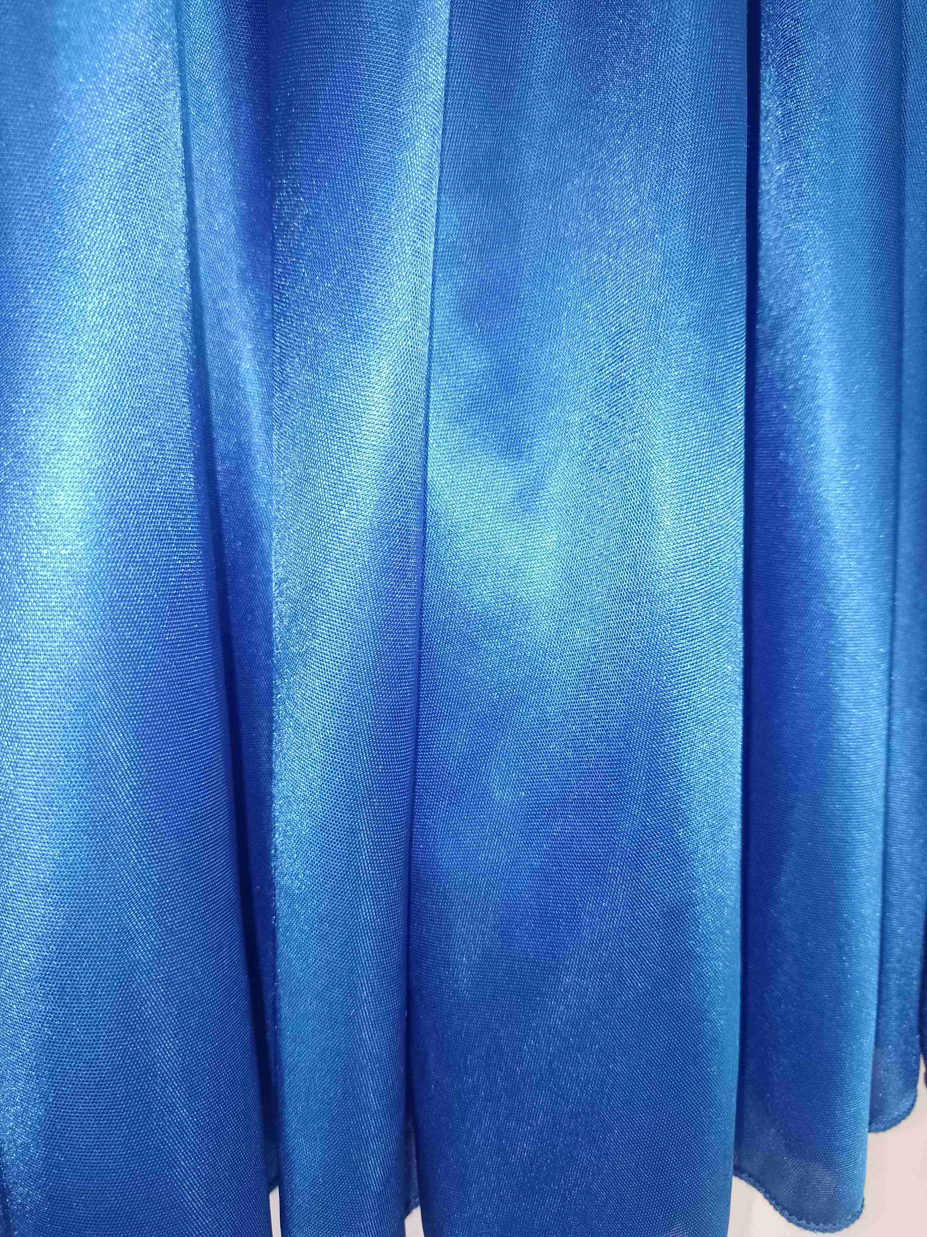 Vestido azul con capa elegante - miniatura 4