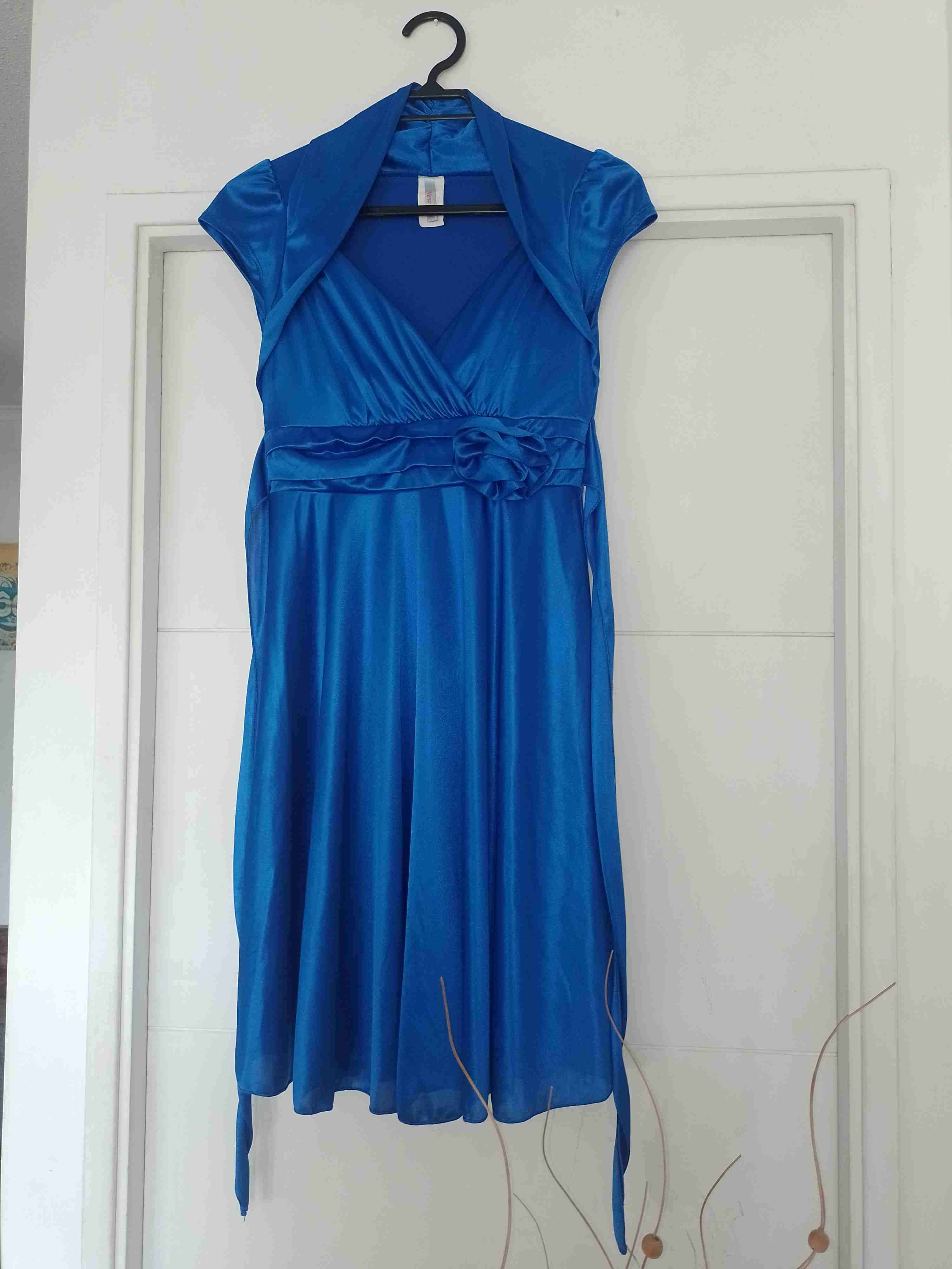Vestido azul con capa elegante - miniatura 5