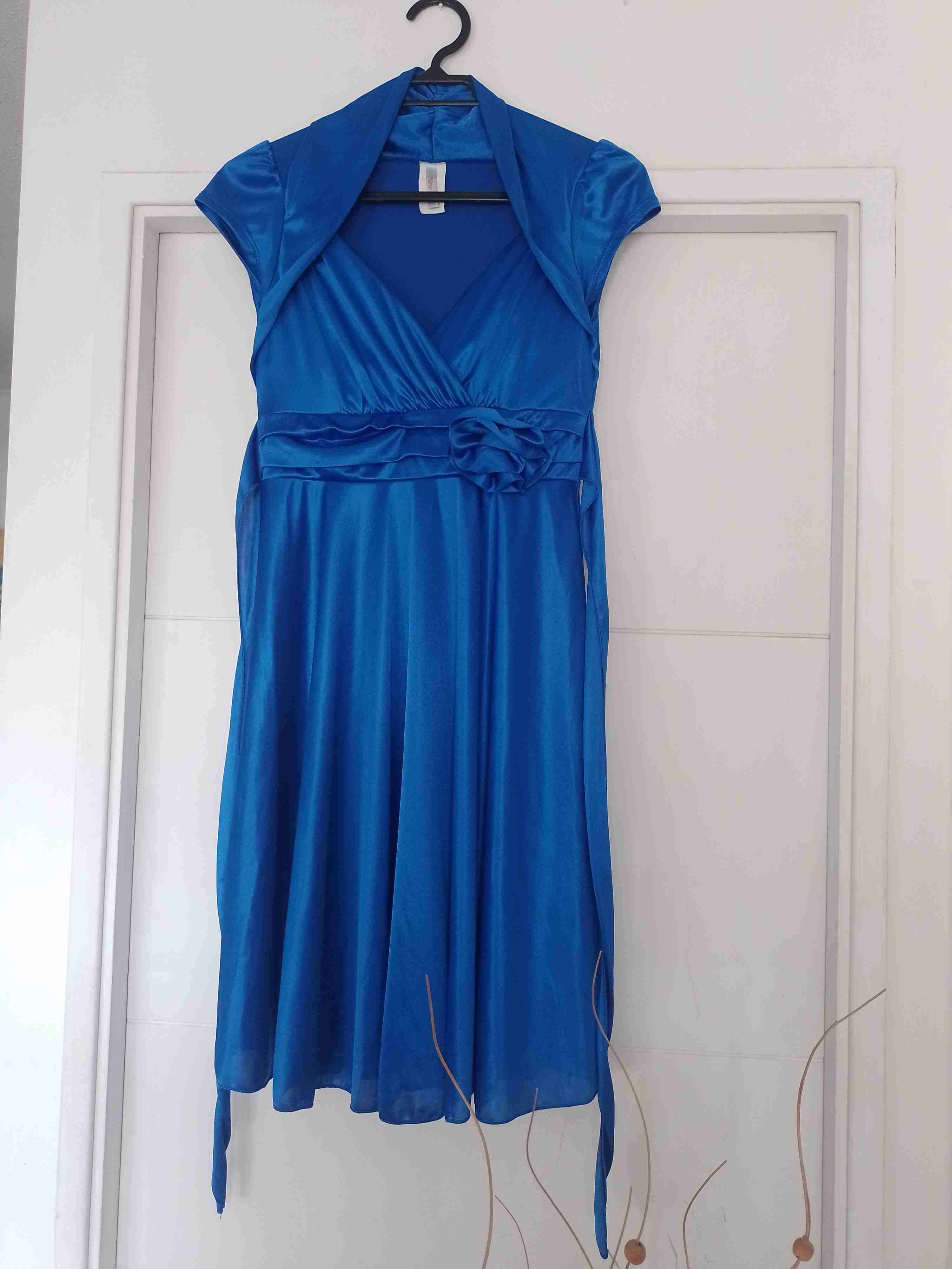 Vestido azul con capa elegante - miniatura 6