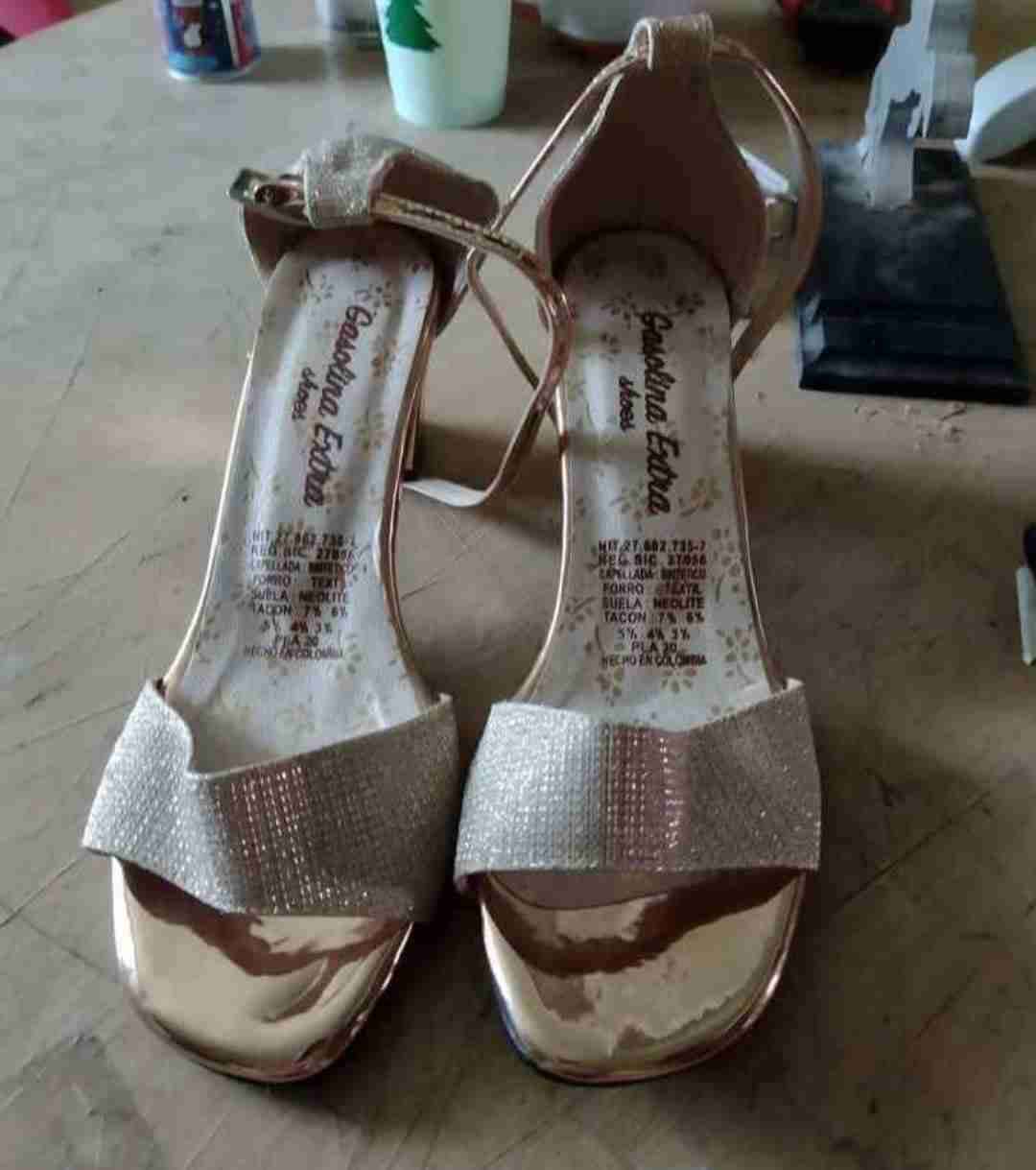 Tacones negros brillantes